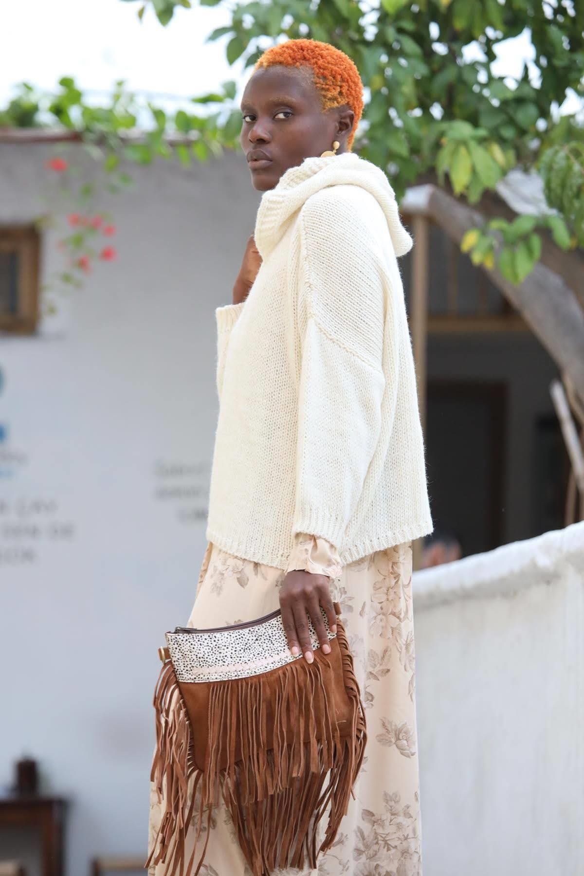 Sütlü Kahve Tay Tüyü Detaylı Püsküllü Süet Deri Çanta