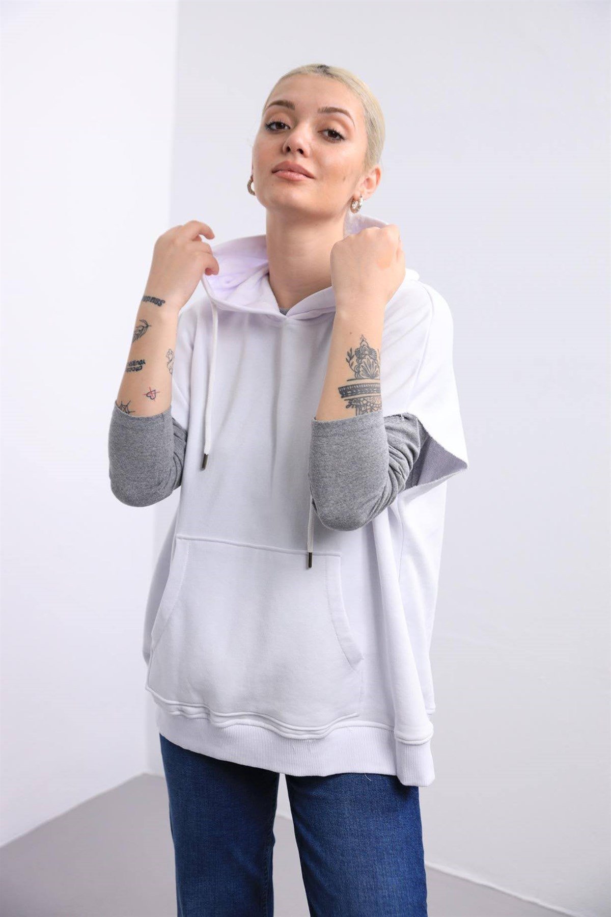  Beyaz Kapüşonlu Önden Cepli Sweat