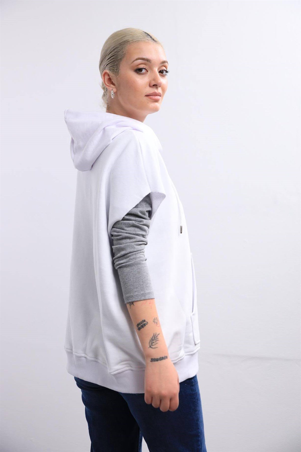  Beyaz Kapüşonlu Önden Cepli Sweat
