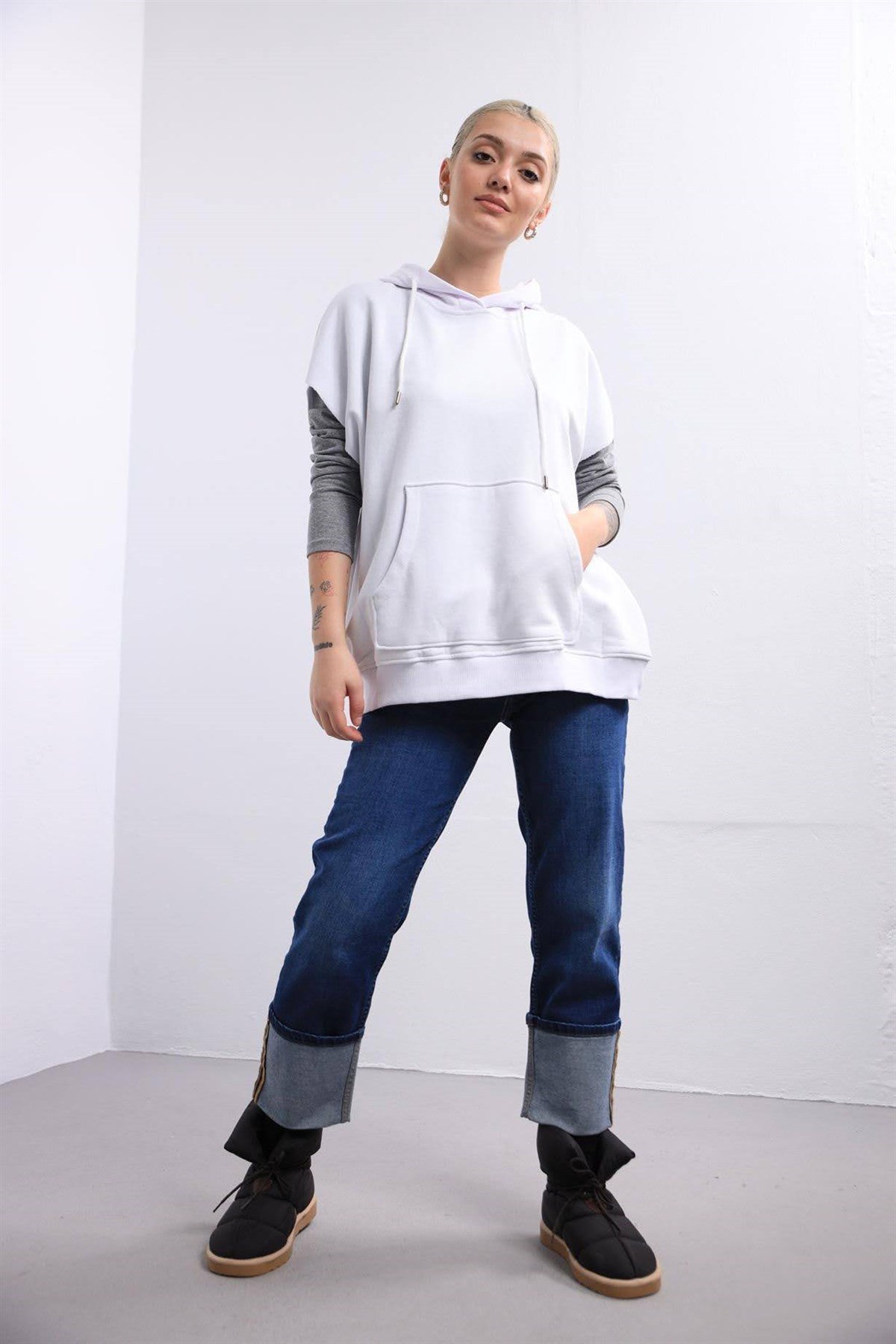  Beyaz Kapüşonlu Önden Cepli Sweat