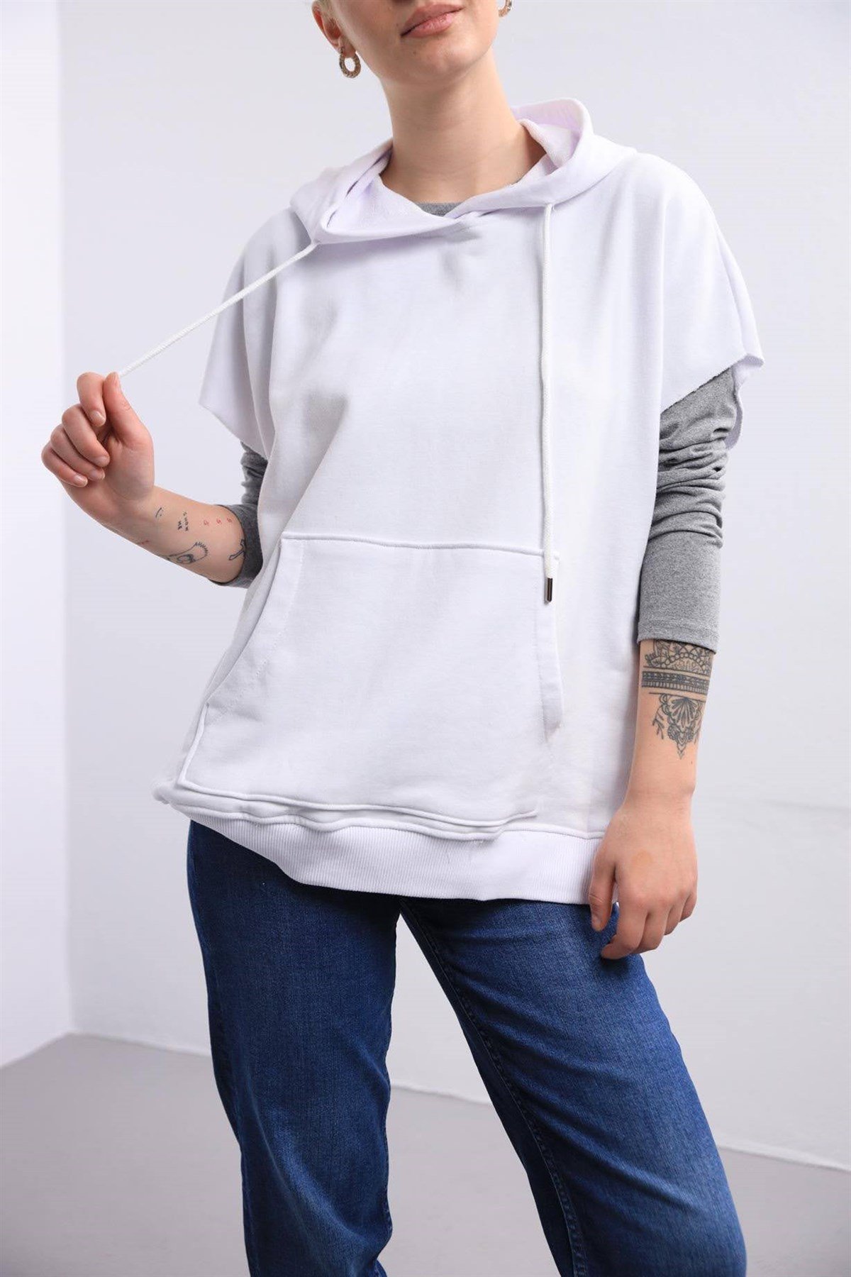  Beyaz Kapüşonlu Önden Cepli Sweat