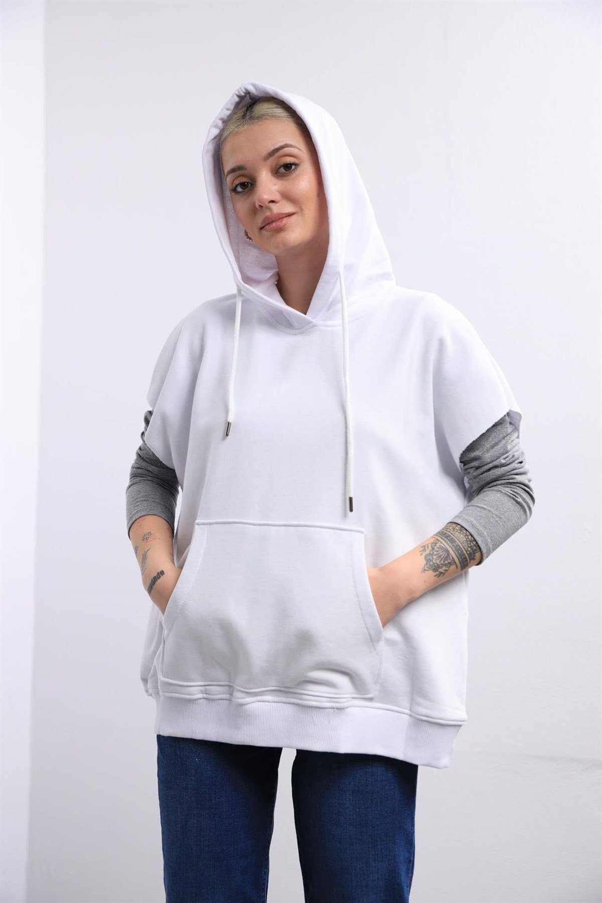  Beyaz Kapüşonlu Önden Cepli Sweat