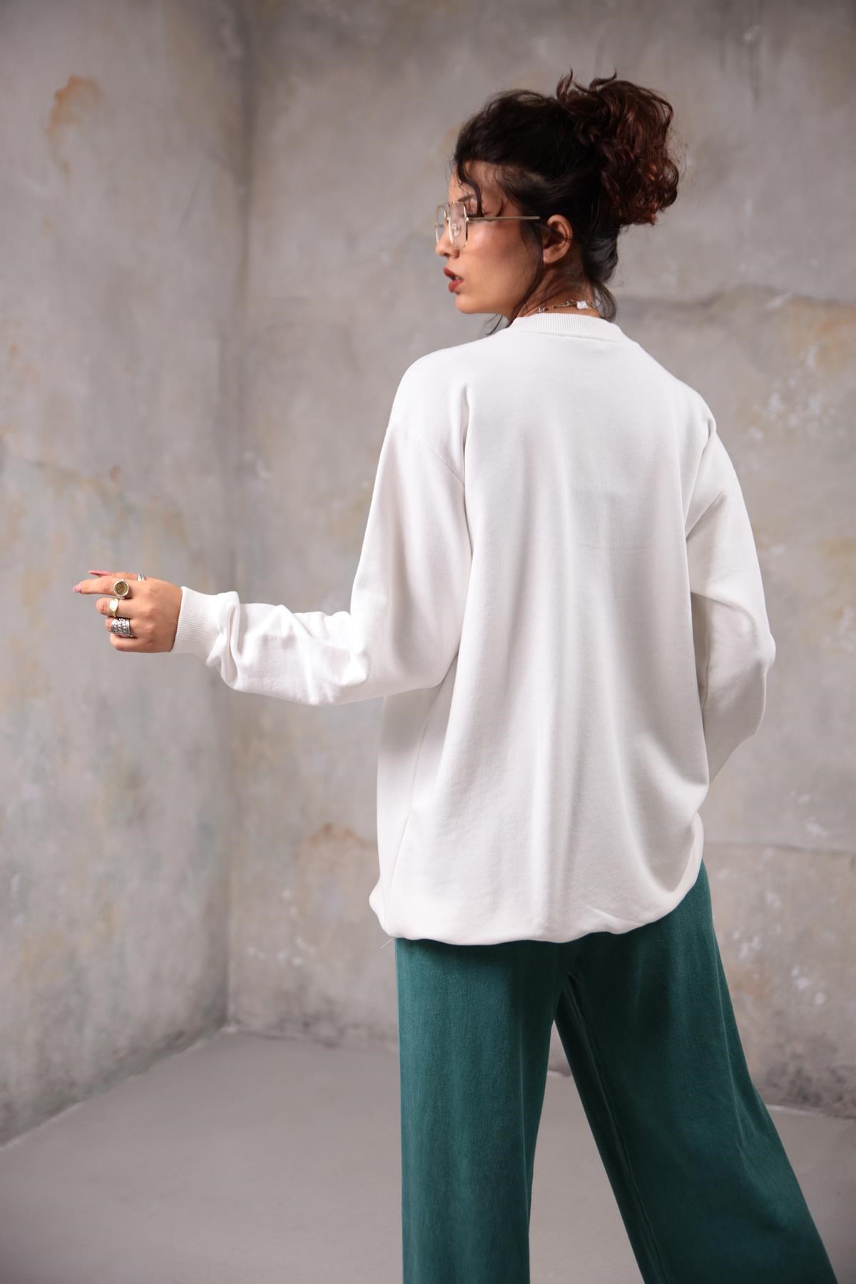 Ecru Boyfriend Sweatshirt - Saman Butik | Shop Online Ecru Boyfriend Sweatshirt