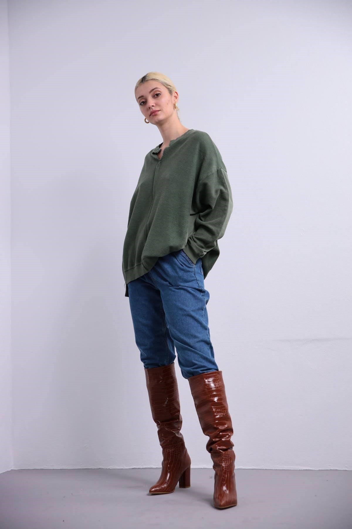  Haki Yakası Kesik Salaş Sweat