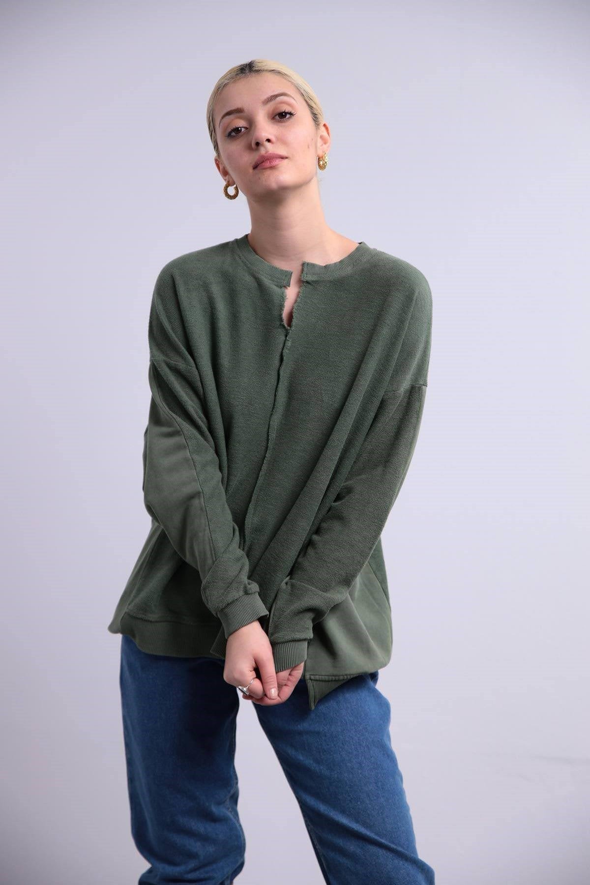  Haki Yakası Kesik Salaş Sweat