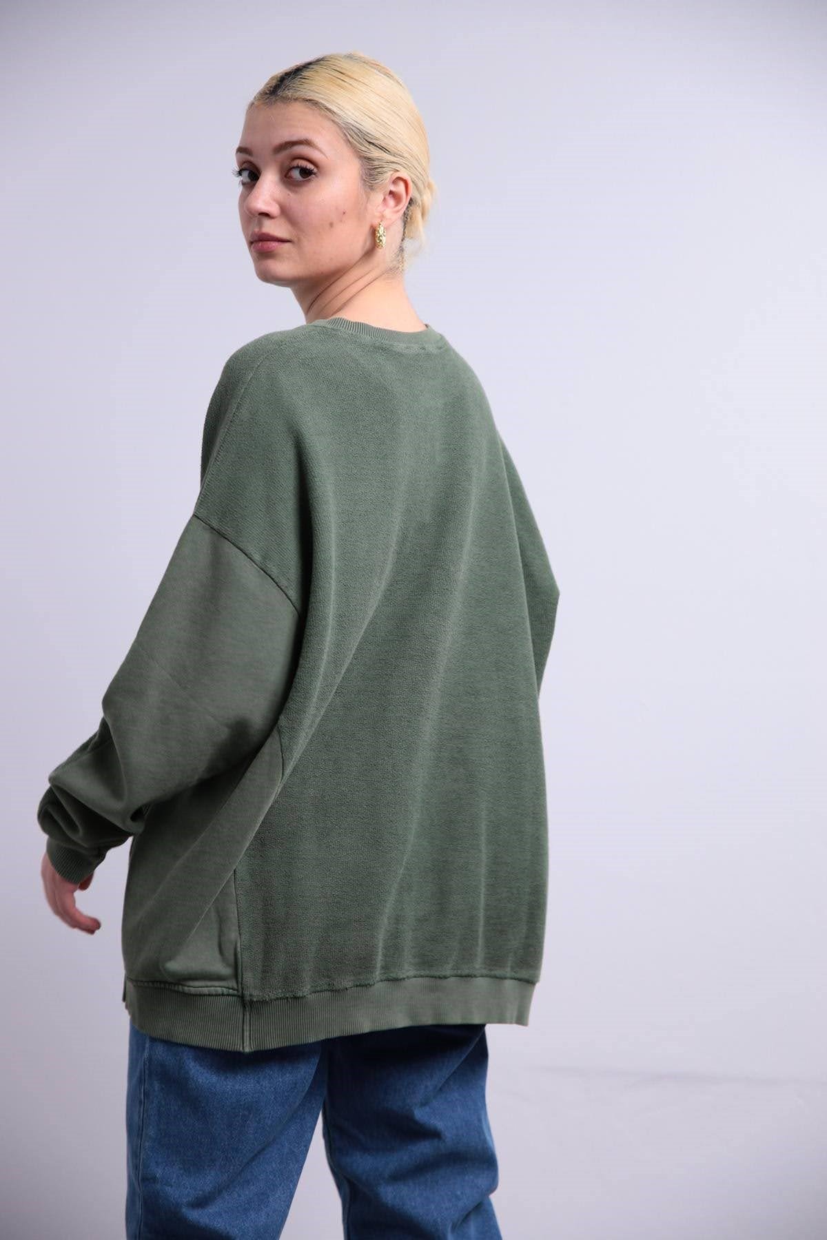  Haki Yakası Kesik Salaş Sweat