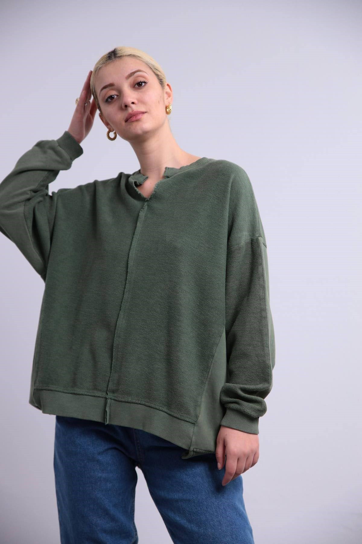  Haki Yakası Kesik Salaş Sweat