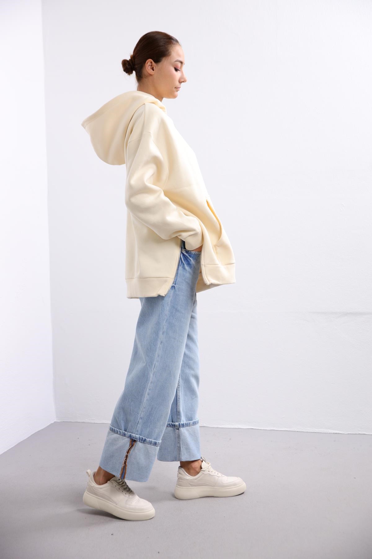  Krem Rengi Kapüşonlu Kanguru Cep Fermuarlı Sweatshirt