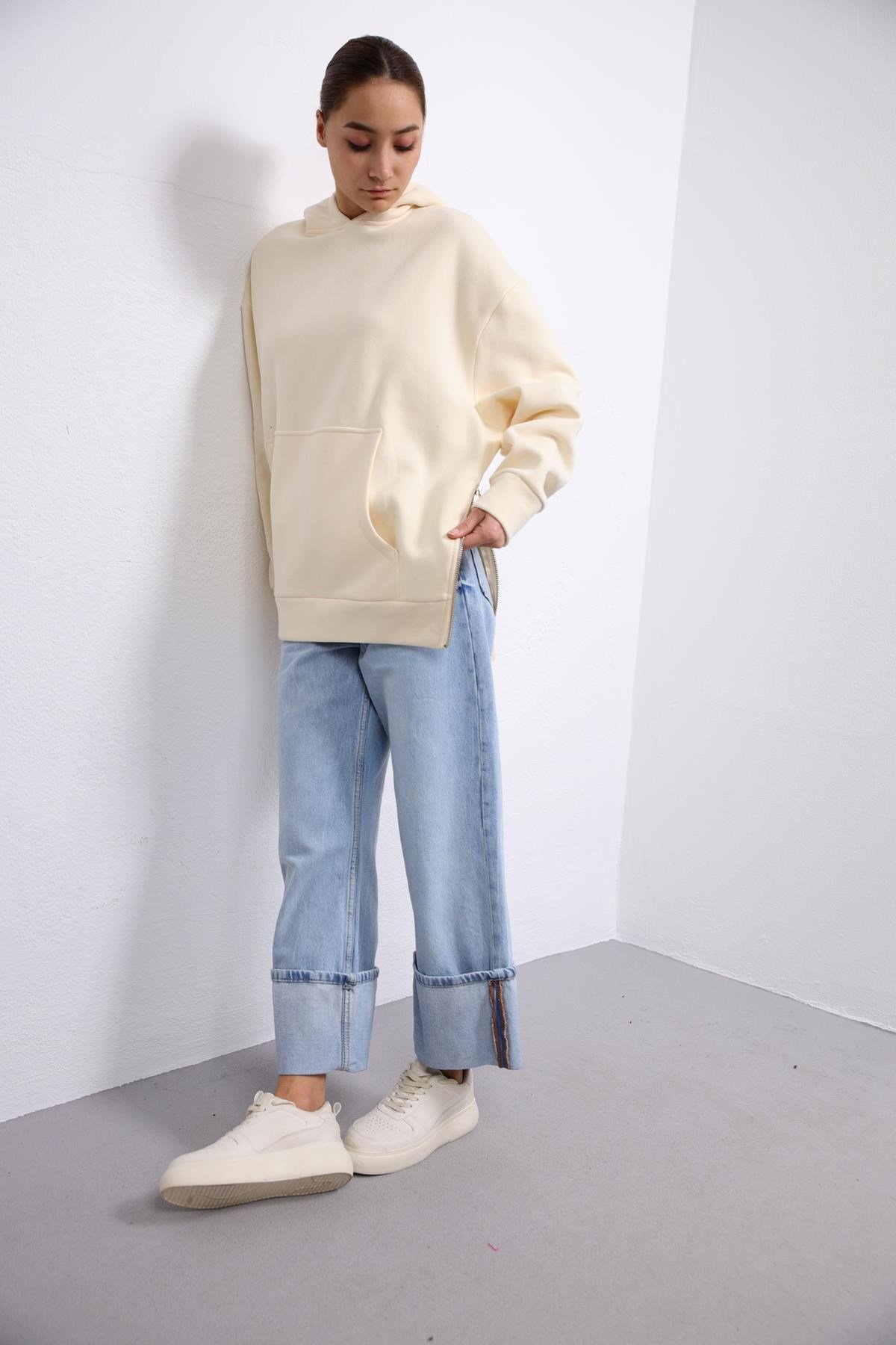  Krem Rengi Kapüşonlu Kanguru Cep Fermuarlı Sweatshirt