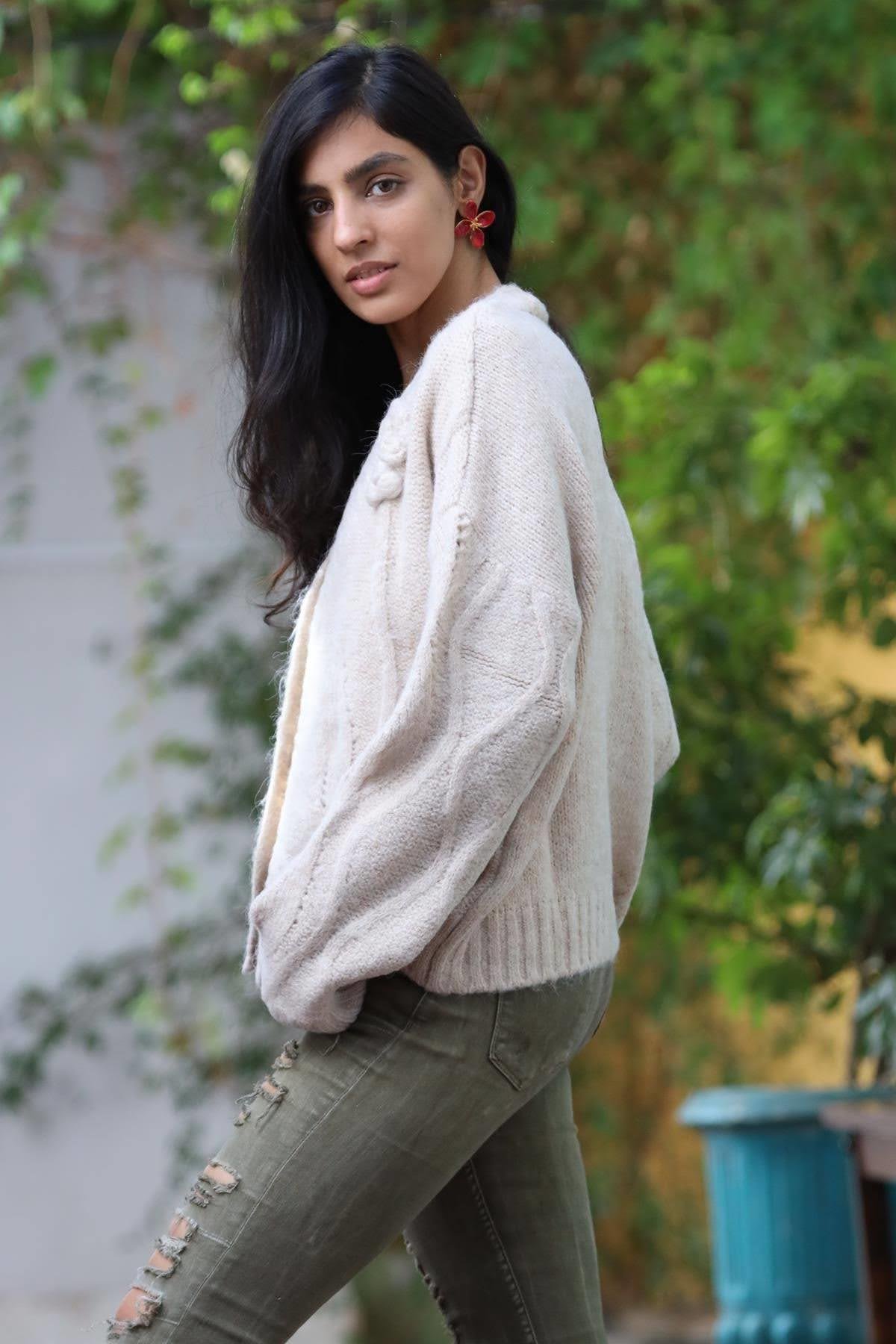 Taş Rengi Çiçek Kabartmalı Ajurlu Hırka