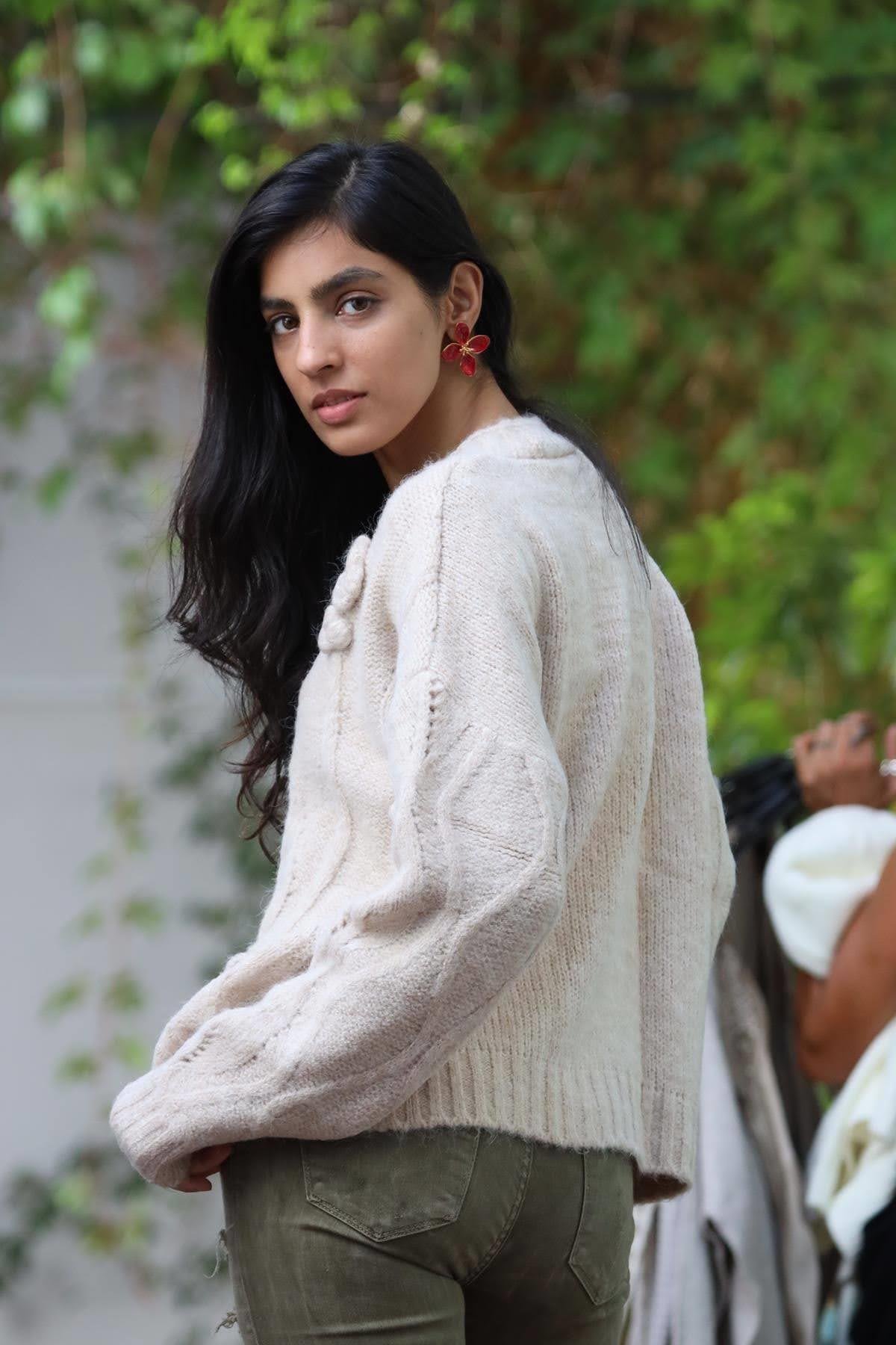 Taş Rengi Çiçek Kabartmalı Ajurlu Hırka