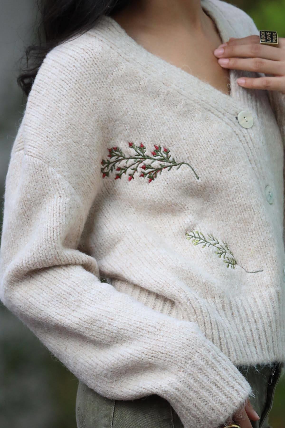 Taş Rengi Çiçek Nakışlı Hırka