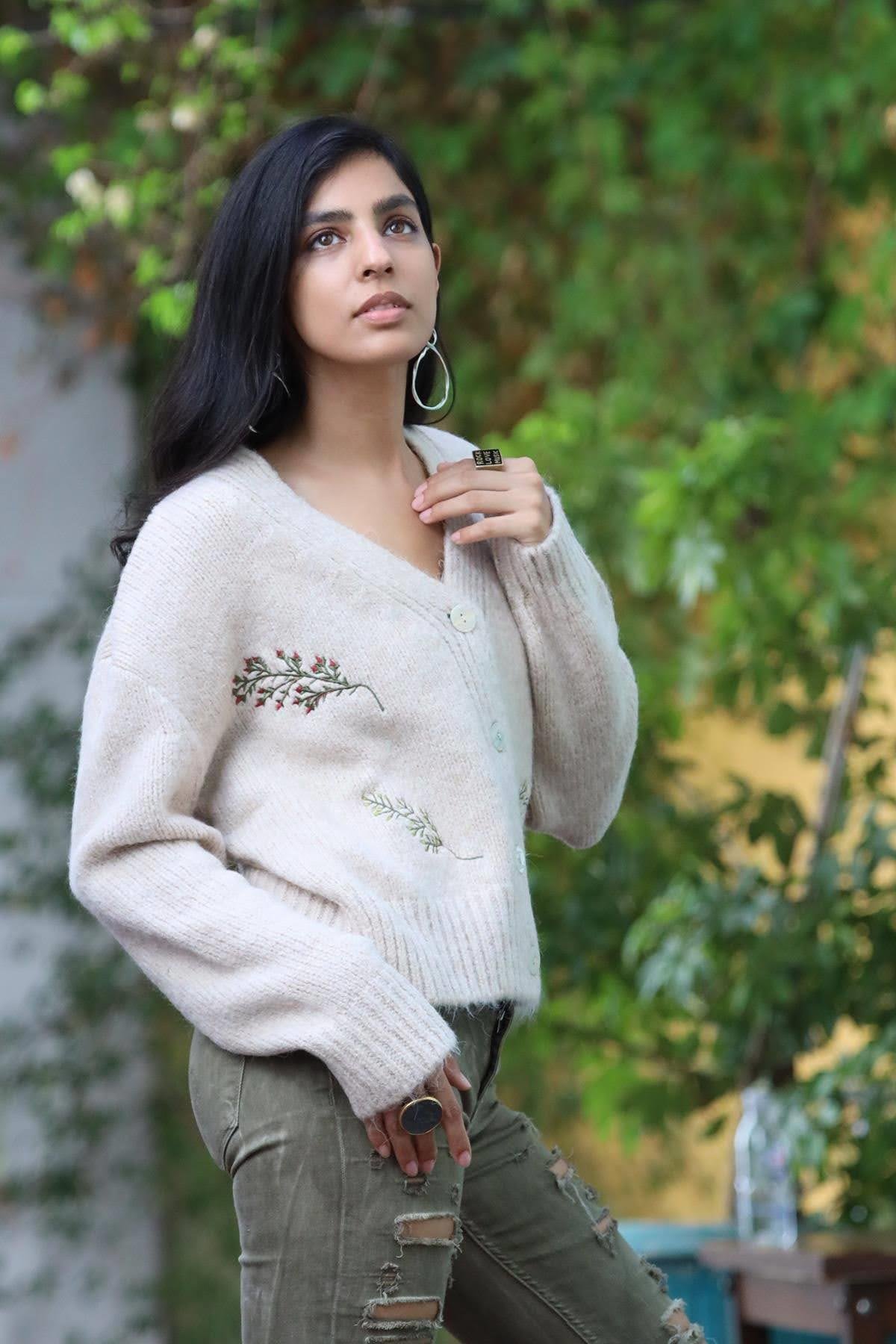 Taş Rengi Çiçek Nakışlı Hırka