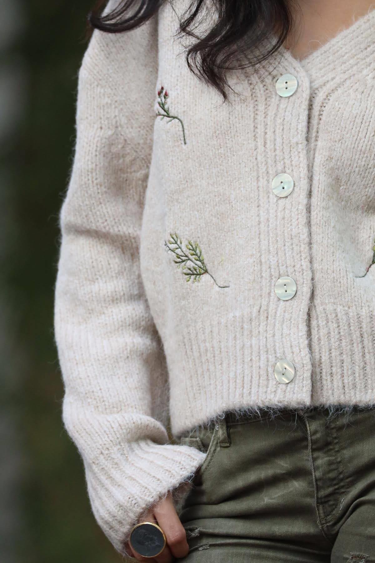 Taş Rengi Çiçek Nakışlı Hırka