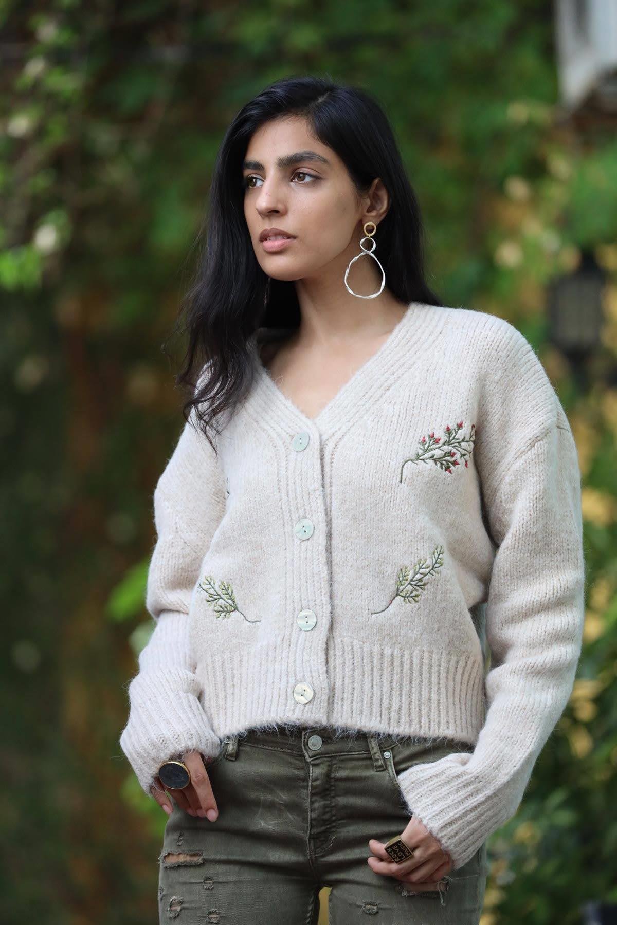 Taş Rengi Çiçek Nakışlı Hırka