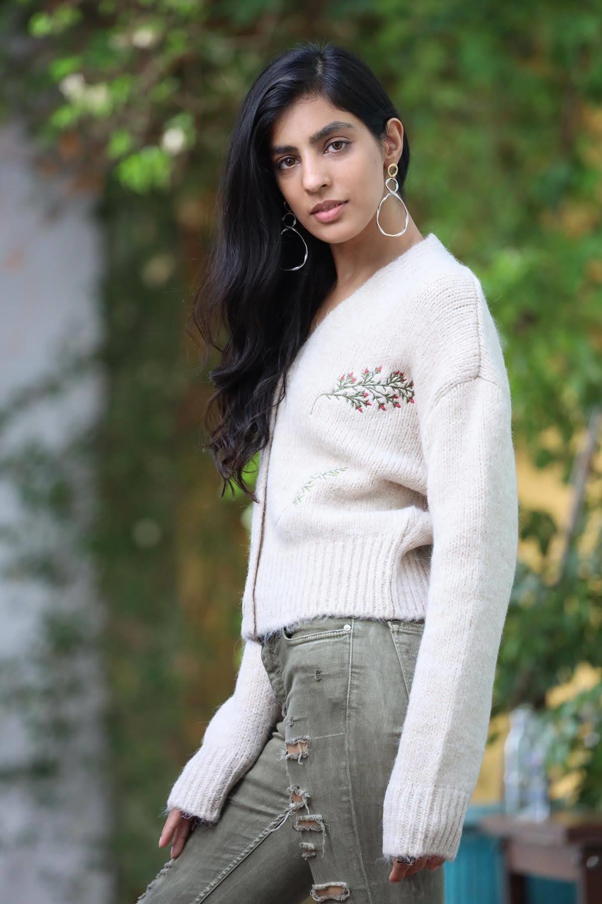 Taş Rengi Çiçek Nakışlı Hırka