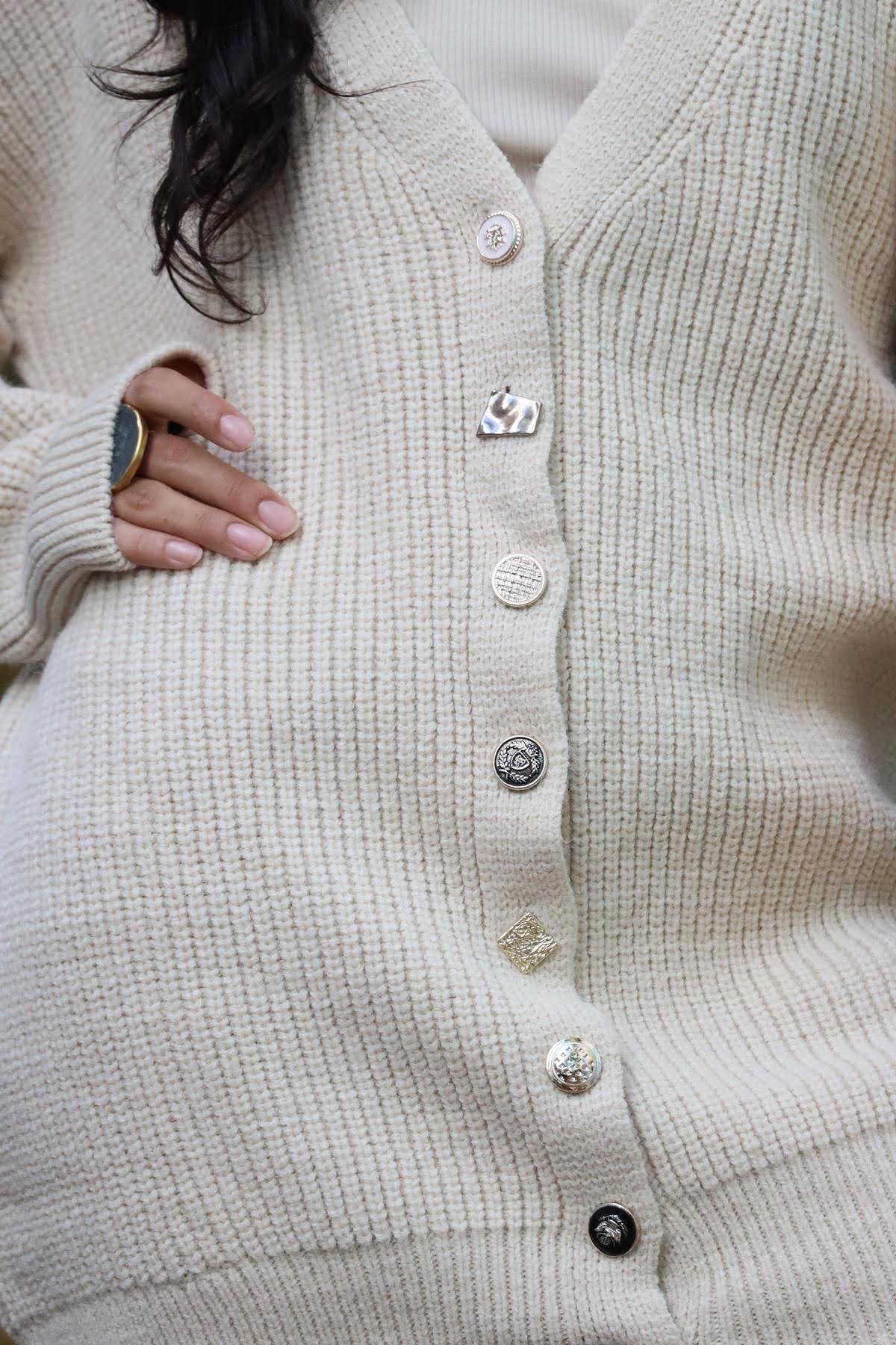 Taş Rengi Düğmeleri Farklı Fitilli Triko Hırka