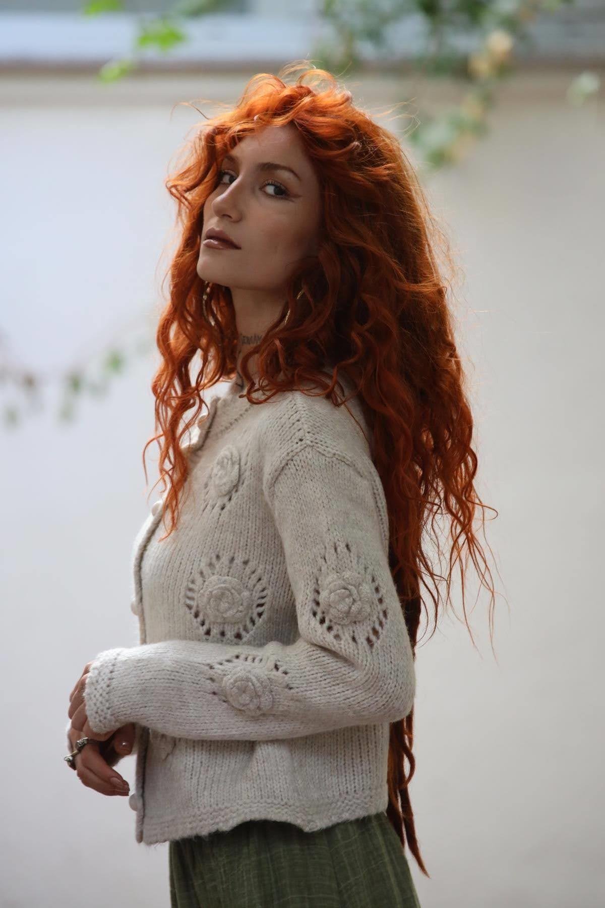 Taş Rengi Gül Detaylı Ajurlu Triko Hırka