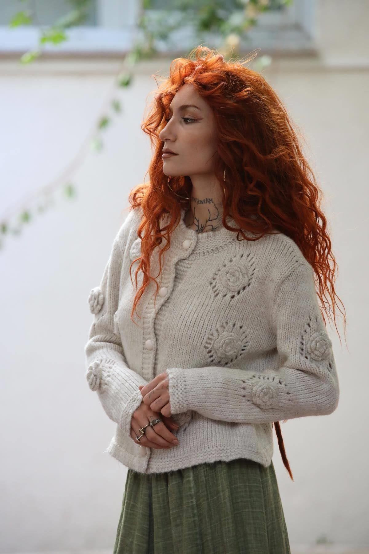 Taş Rengi Gül Detaylı Ajurlu Triko Hırka