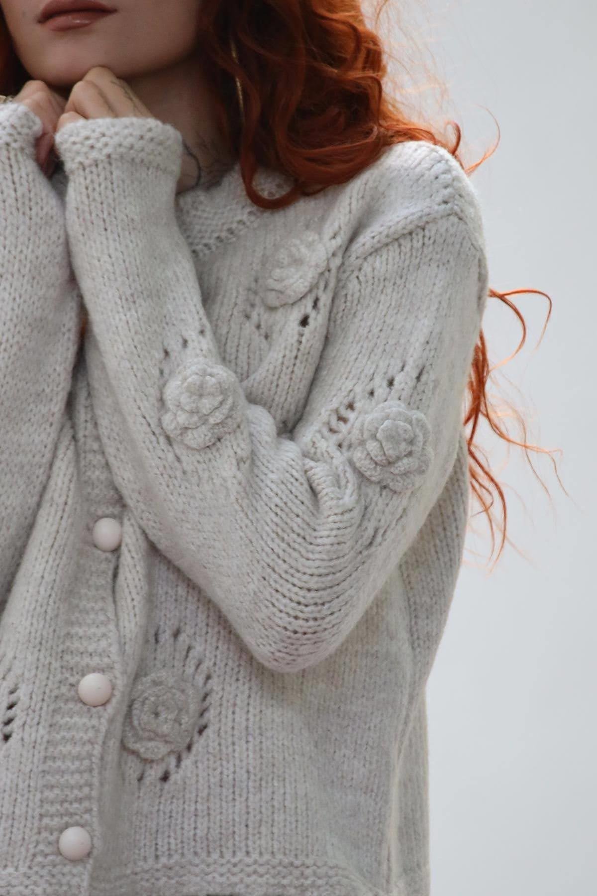 Taş Rengi Gül Detaylı Ajurlu Triko Hırka