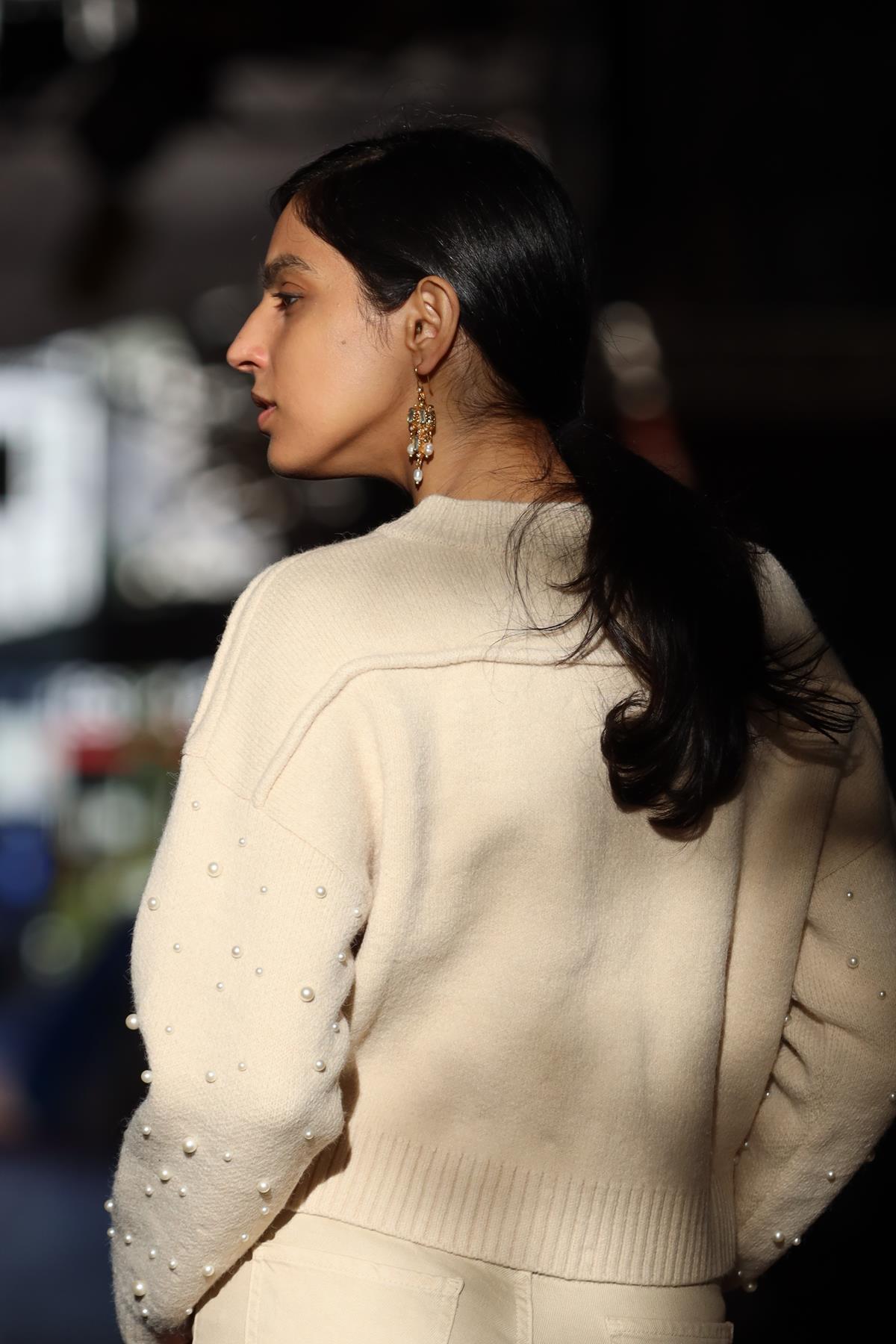 Taş Rengi İnci İşlemeli Drape Detaylı Triko Hırka