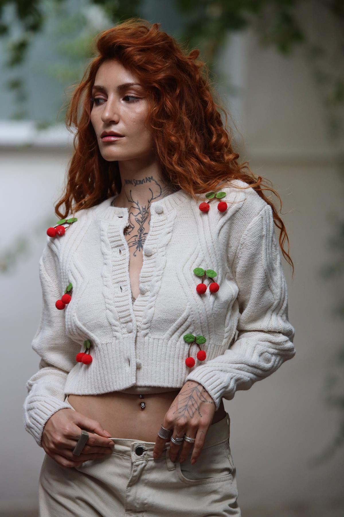 Taş Rengi Kirazlı Örgü Detaylı Kısa Hırka