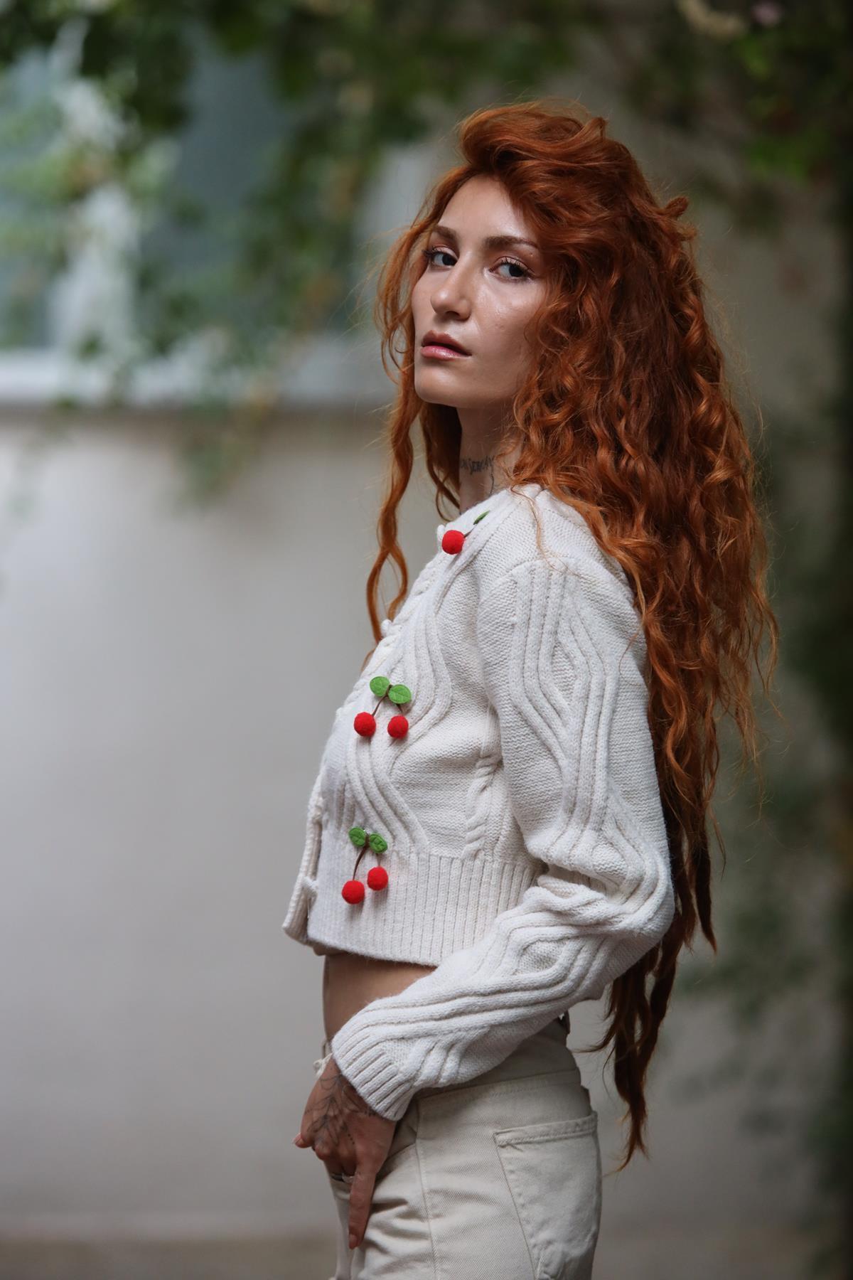 Taş Rengi Kirazlı Örgü Detaylı Kısa Hırka