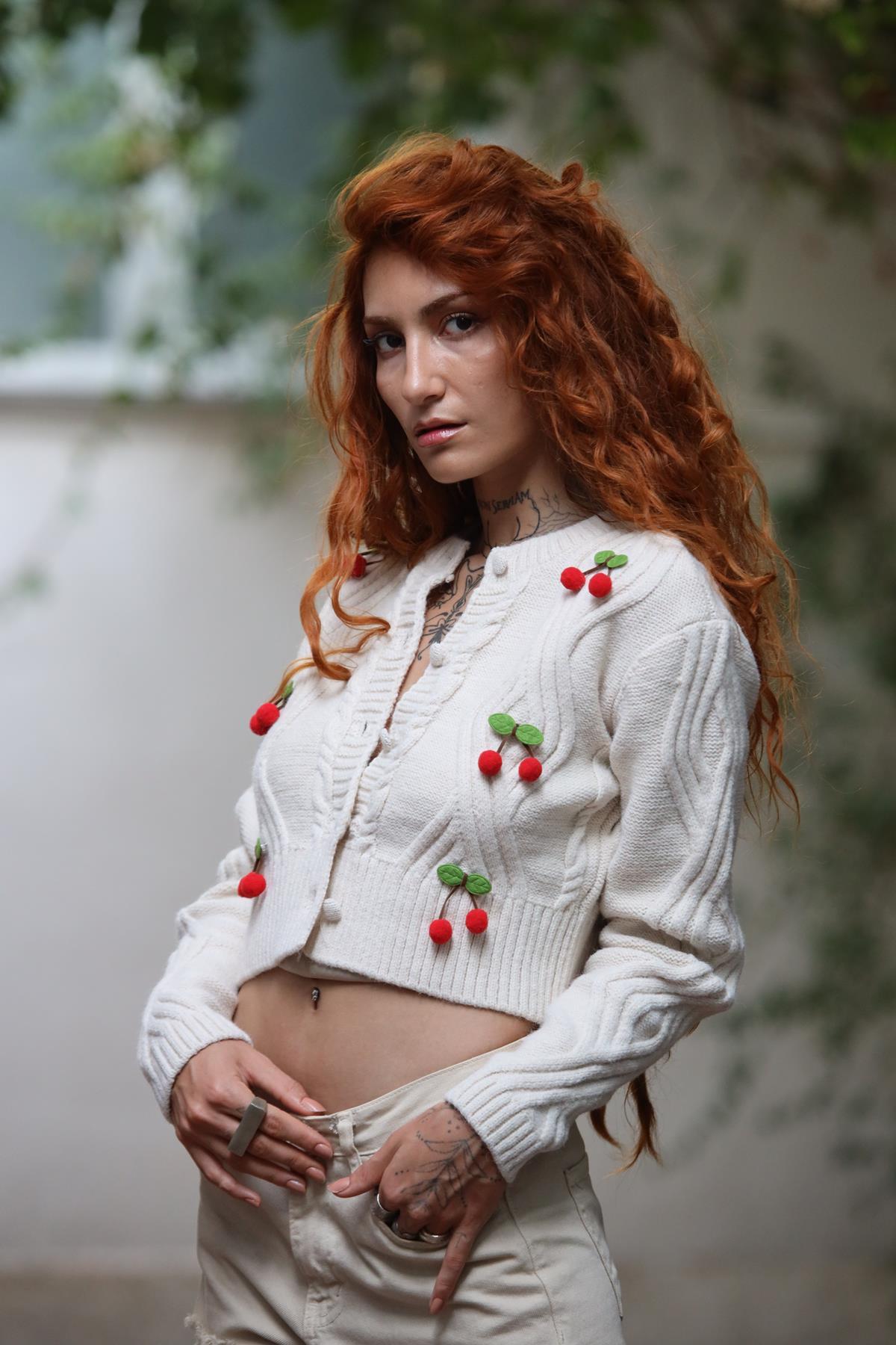 Taş Rengi Kirazlı Örgü Detaylı Kısa Hırka