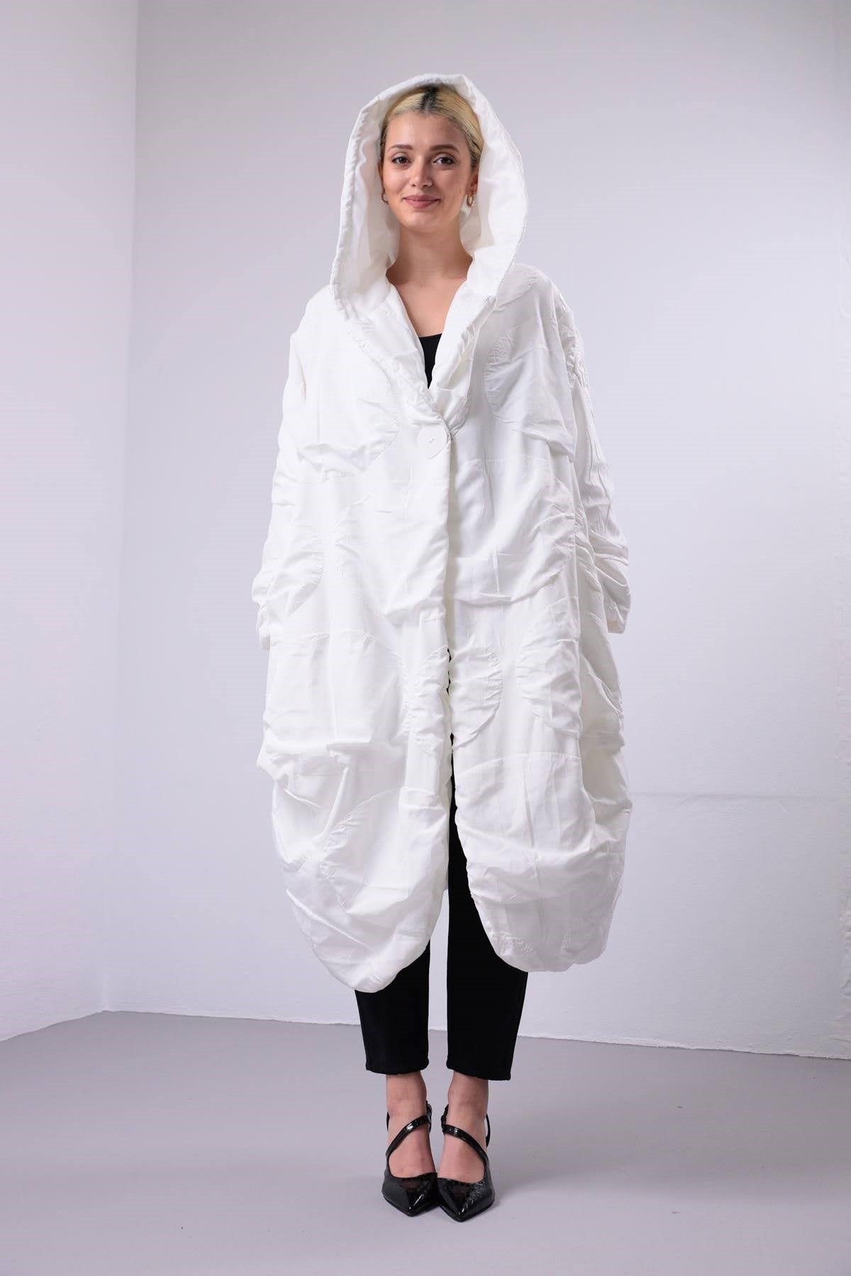  Ekru Kapüşonlu Desenli Uzun Trençkot