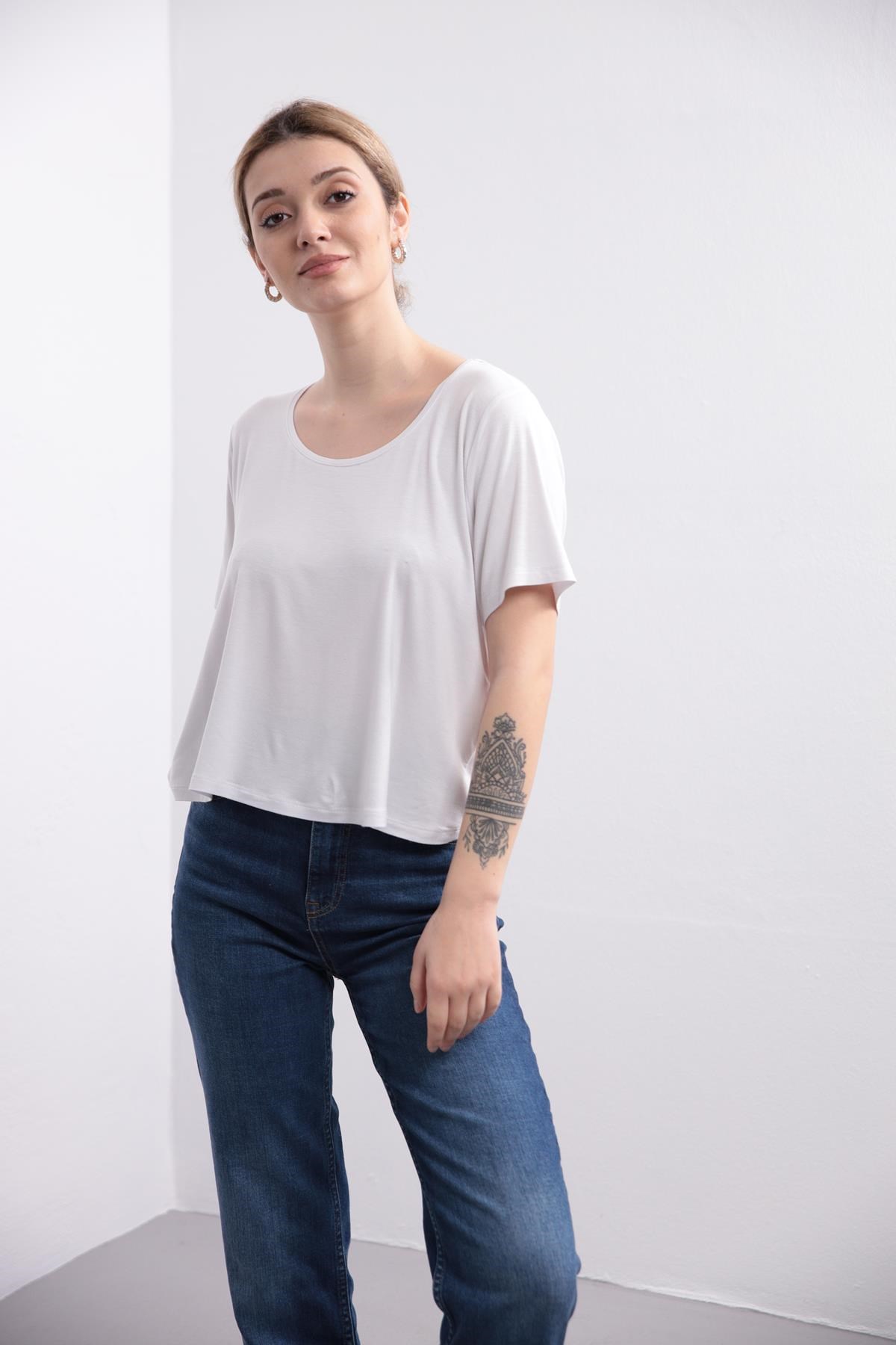  Beyaz Yuvarlak Yaka Tshirt