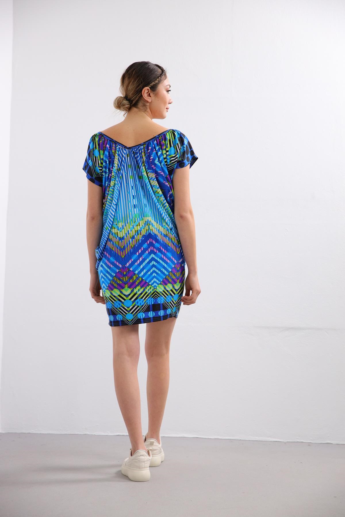  Renkli Kayık Yaka Desenli Jarse Tunik