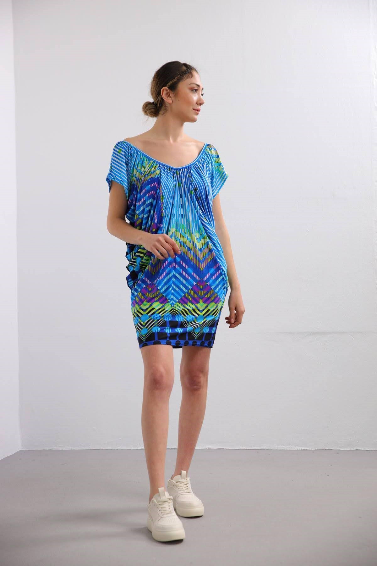  Renkli Kayık Yaka Desenli Jarse Tunik