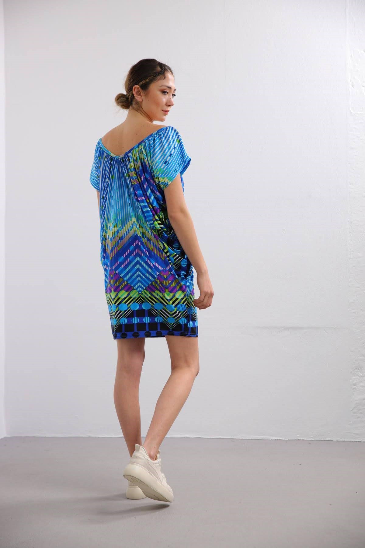  Renkli Kayık Yaka Desenli Jarse Tunik