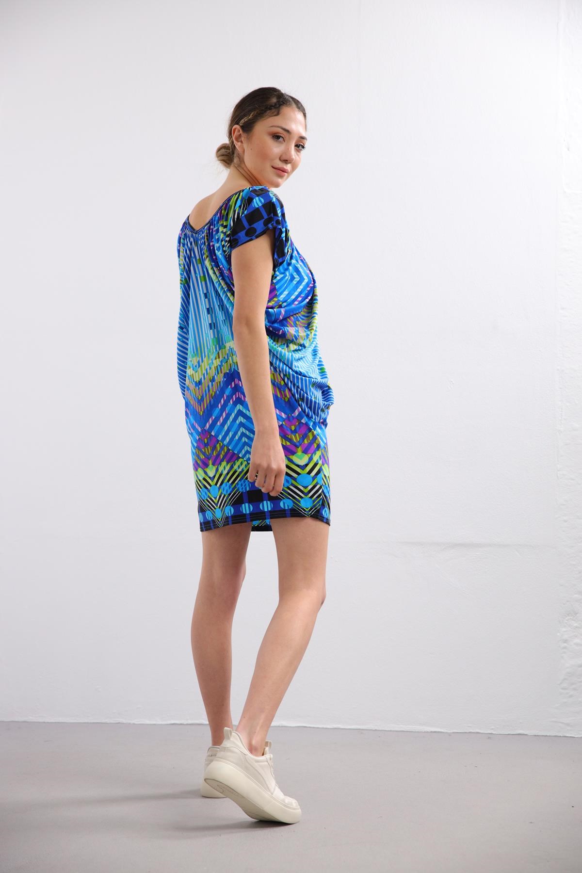  Renkli Kayık Yaka Desenli Jarse Tunik