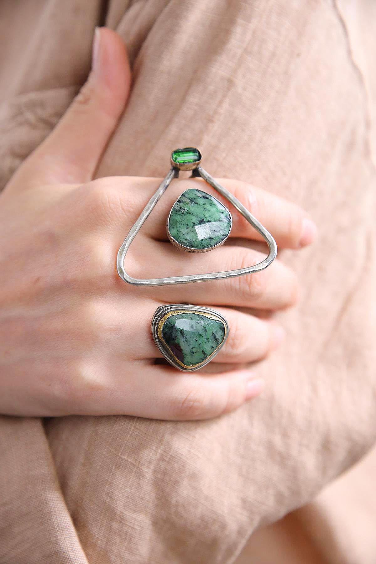  Yeşim Taşlı Gümüş Tasarım Yüzük