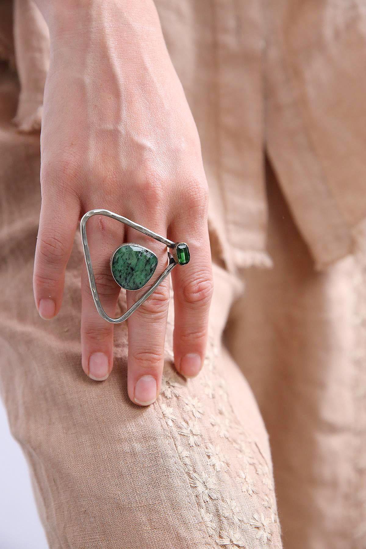  Yeşim Taşlı Gümüş Tasarım Yüzük