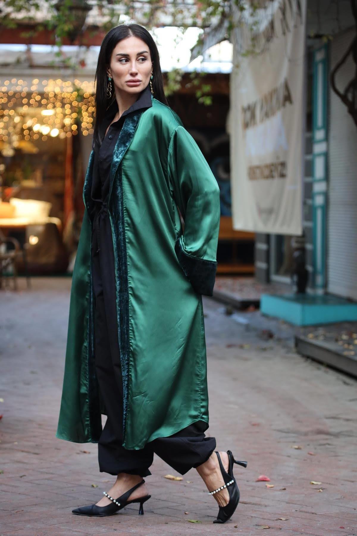 Zümrüt Yeşili Sırtı Nakışlı Kadife Detaylı İpek Kimono