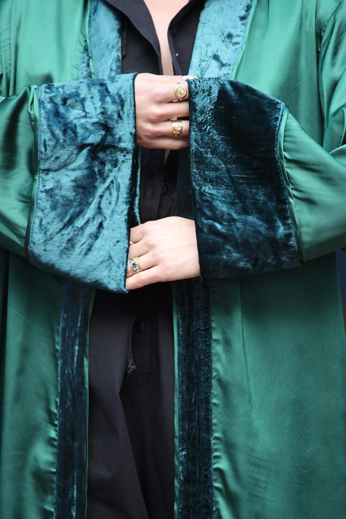 Zümrüt Yeşili Sırtı Nakışlı Kadife Detaylı İpek Kimono