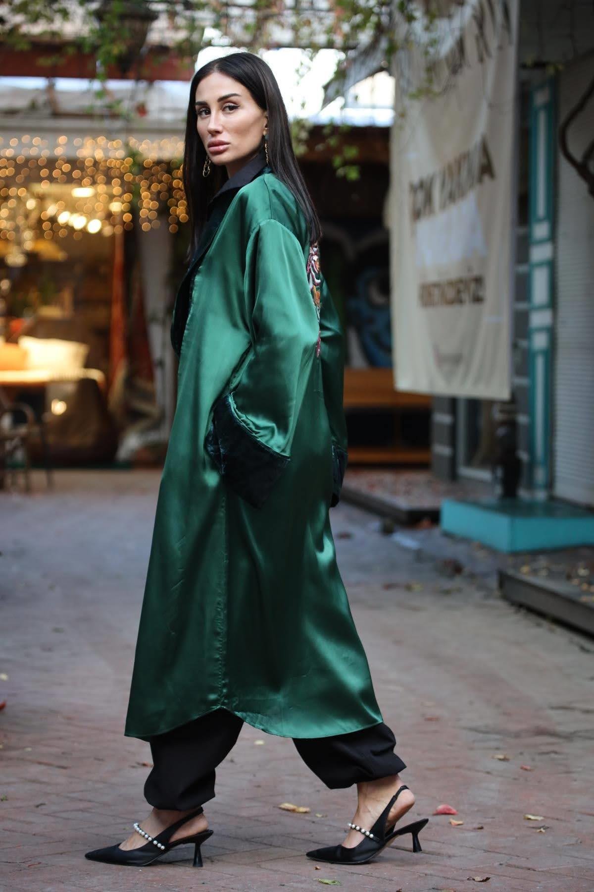 Zümrüt Yeşili Sırtı Nakışlı Kadife Detaylı İpek Kimono