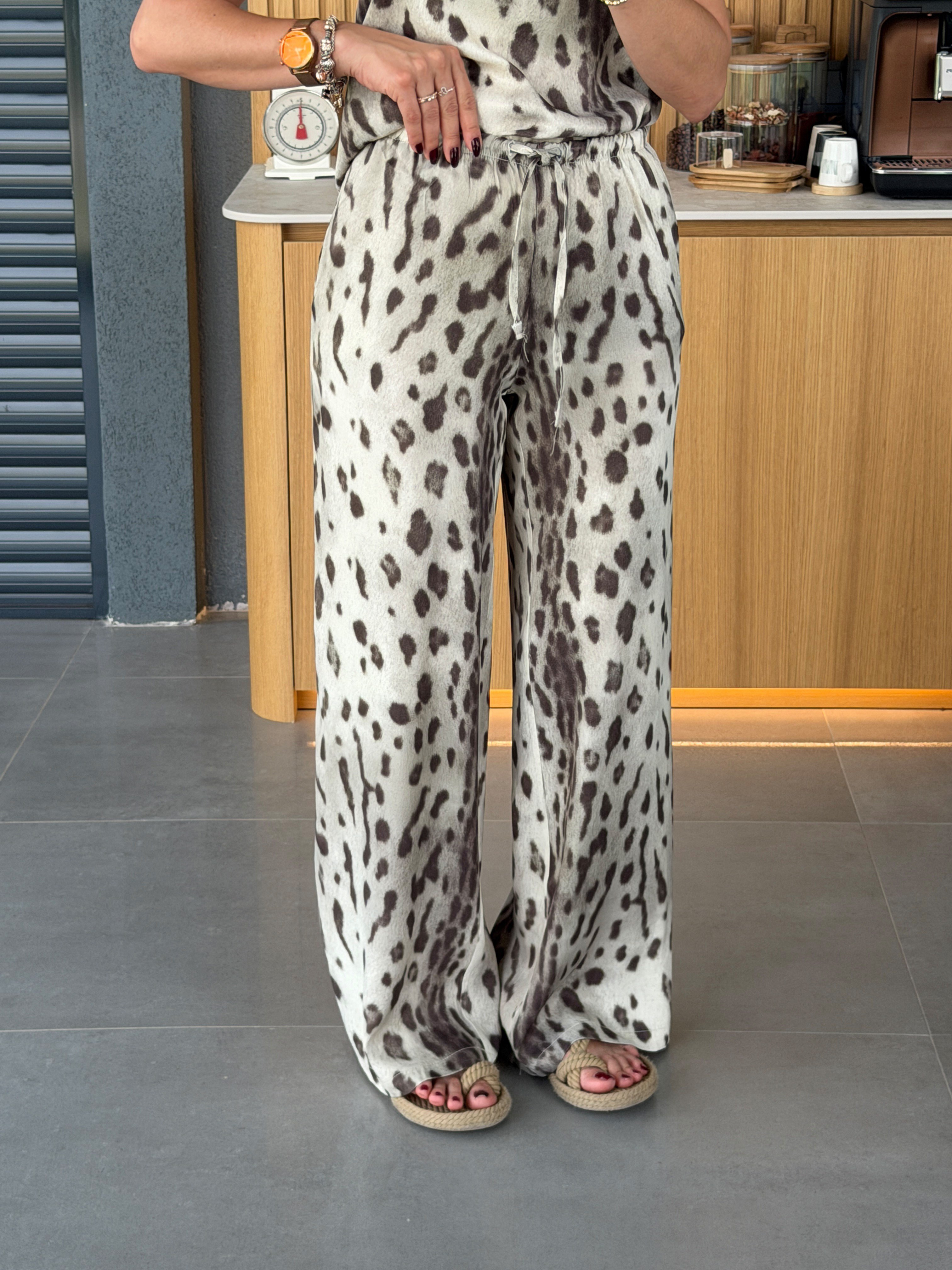 Beli Bağcıklı Yanları Cepli Leopar Desen Pantolon BEJ