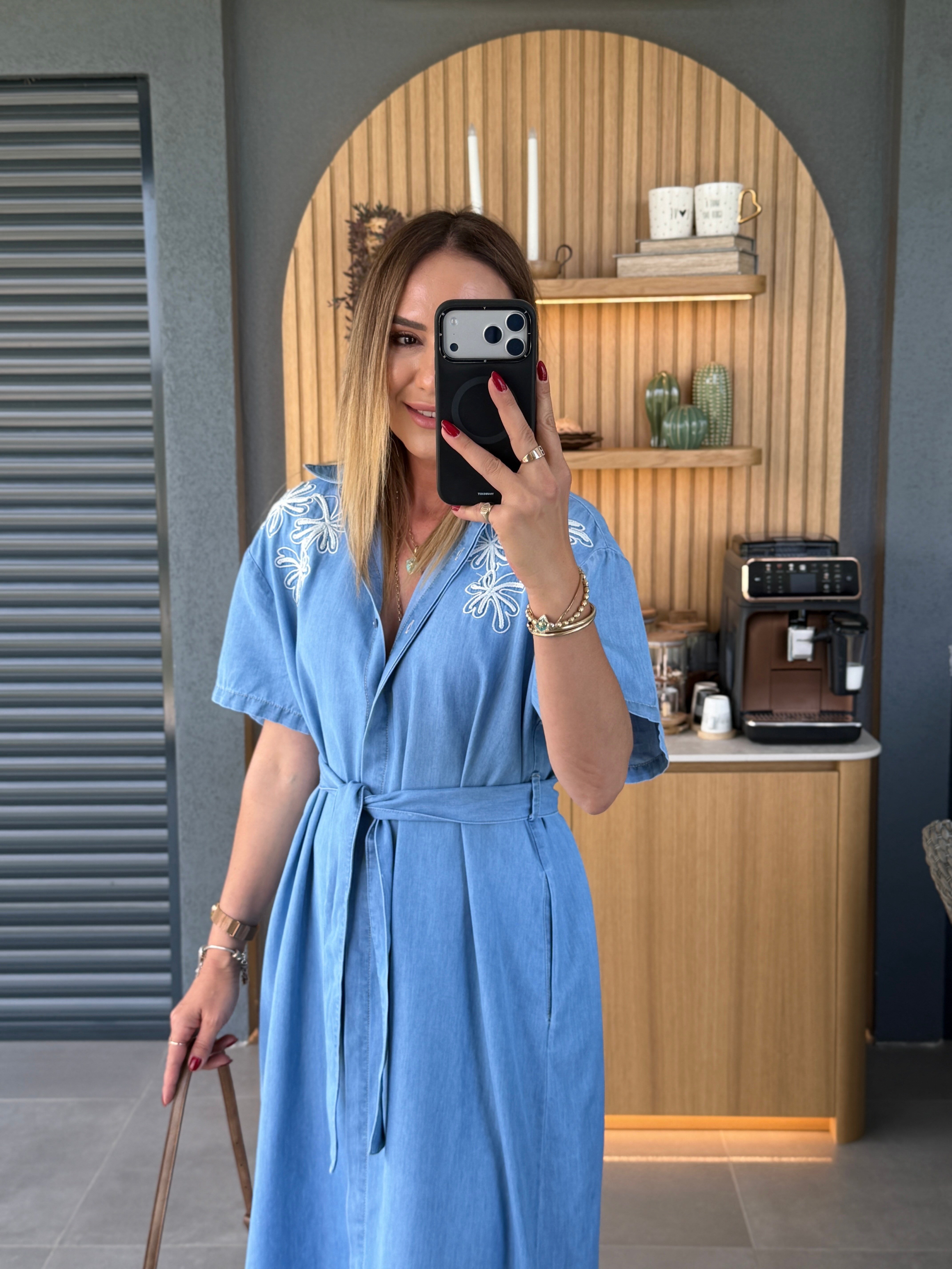 Boydan Düğmeli Nakış Detaylı Kuşaklı Jean Elbise MAVİ