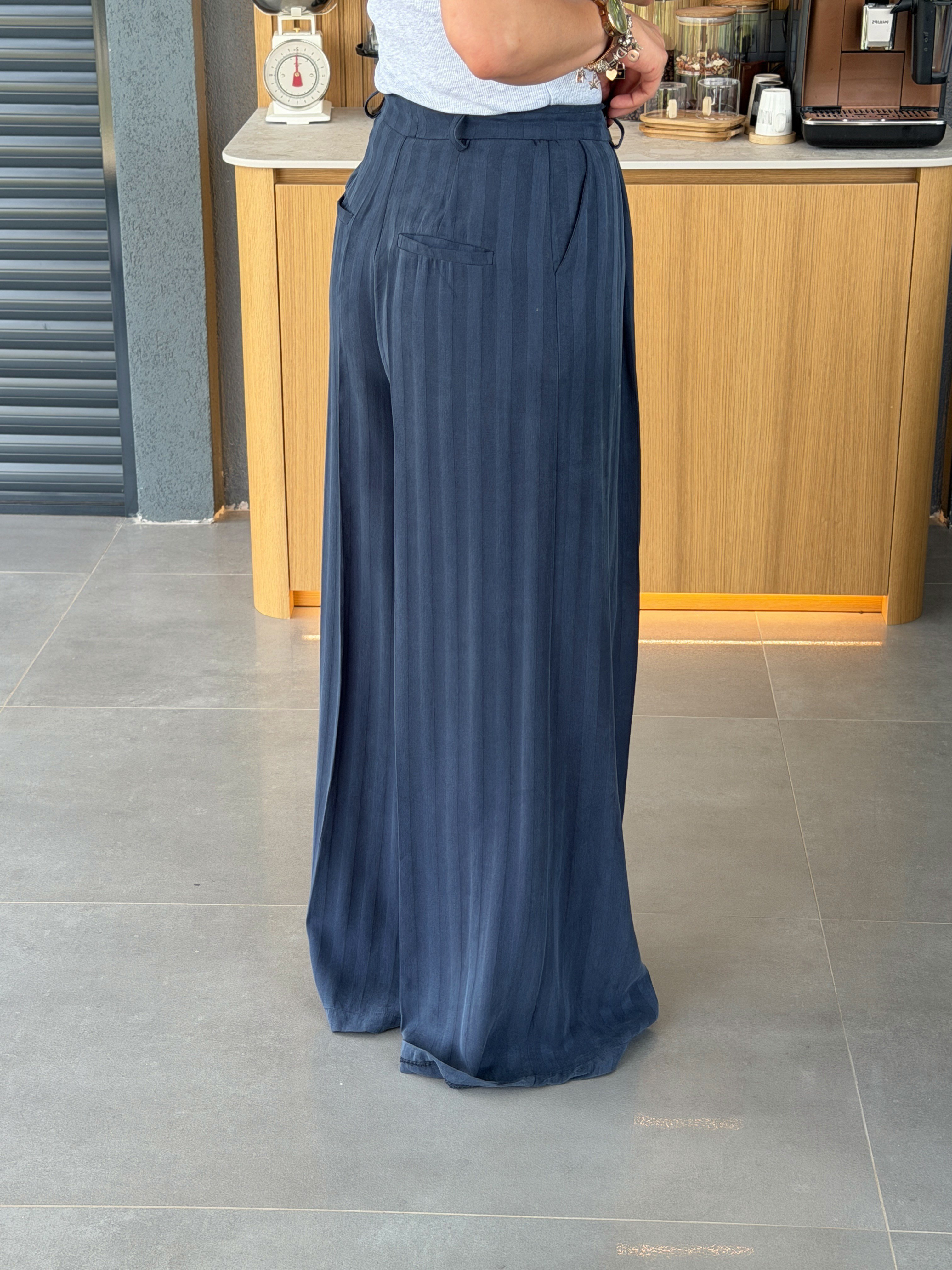 Geniş Paça Liyosel Kemerli Pantolon LACİVERT