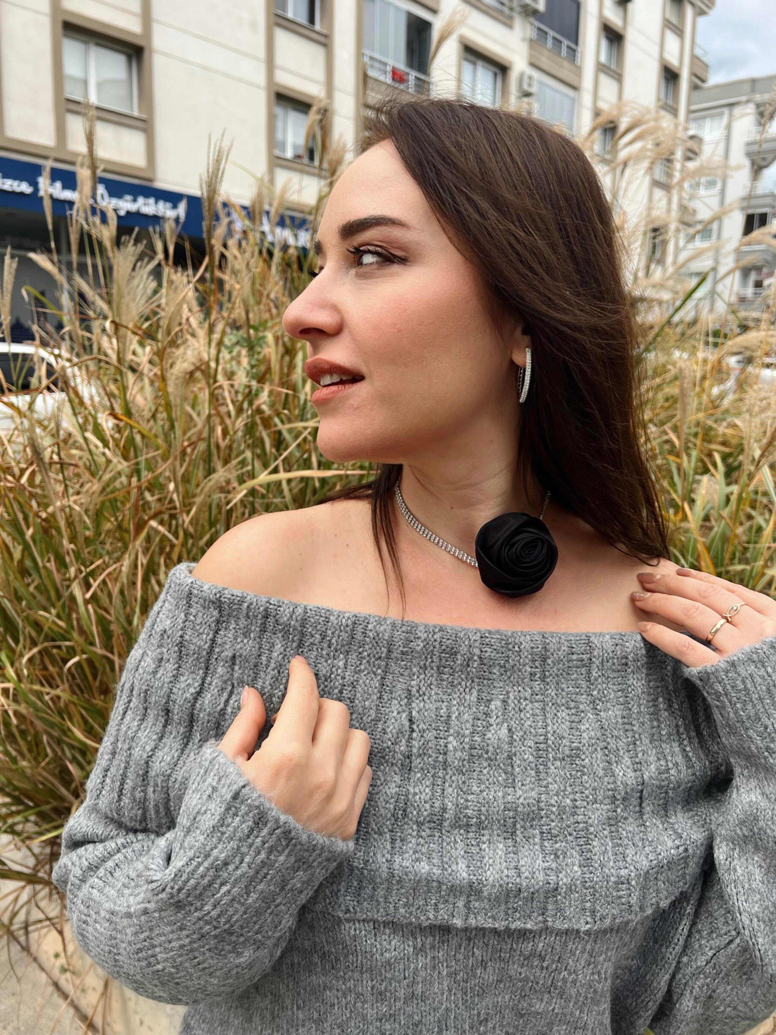 Gül Detaylı Taşlı Kolye SİLVER