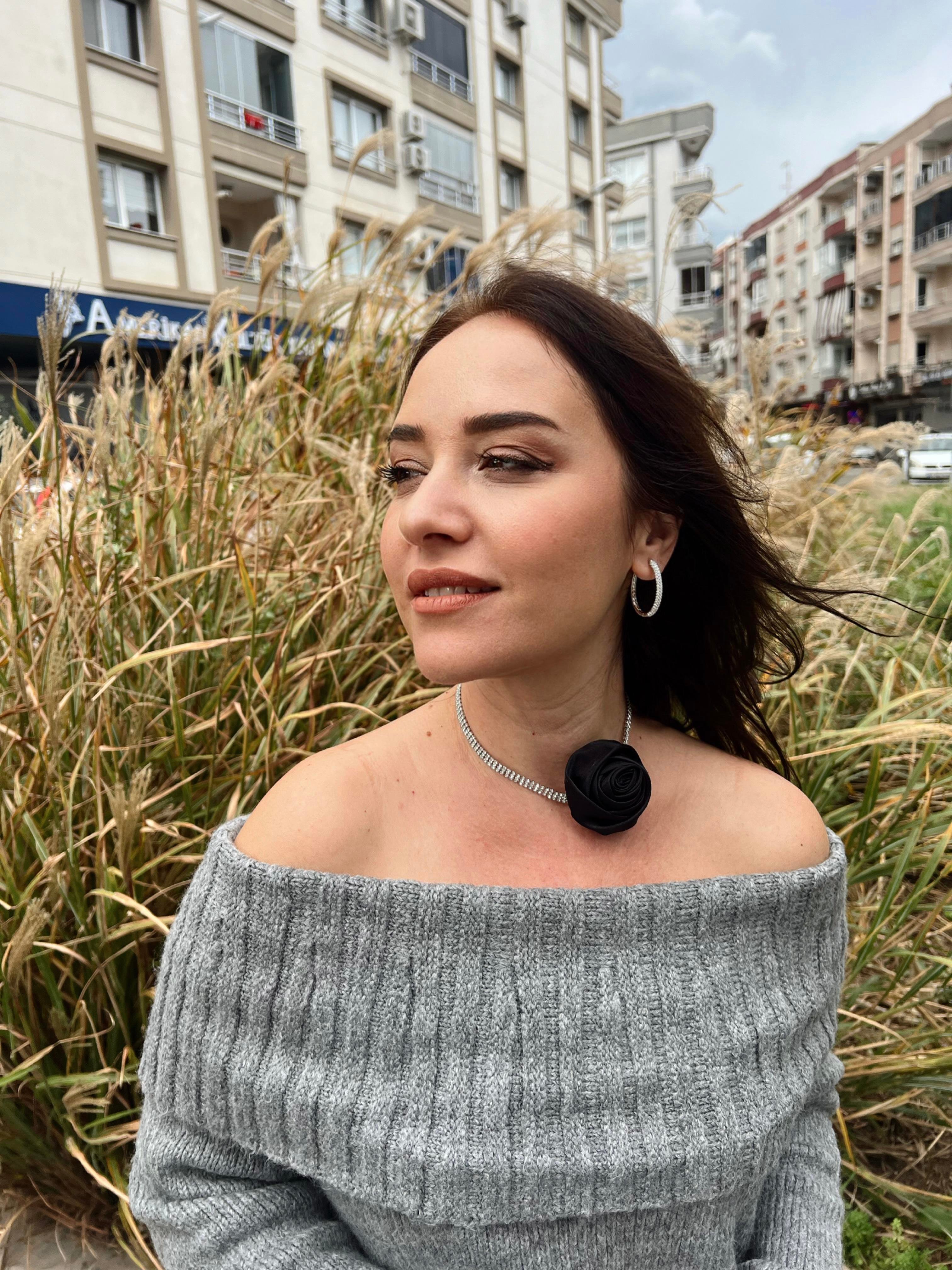 Gül Detaylı Taşlı Kolye SİLVER