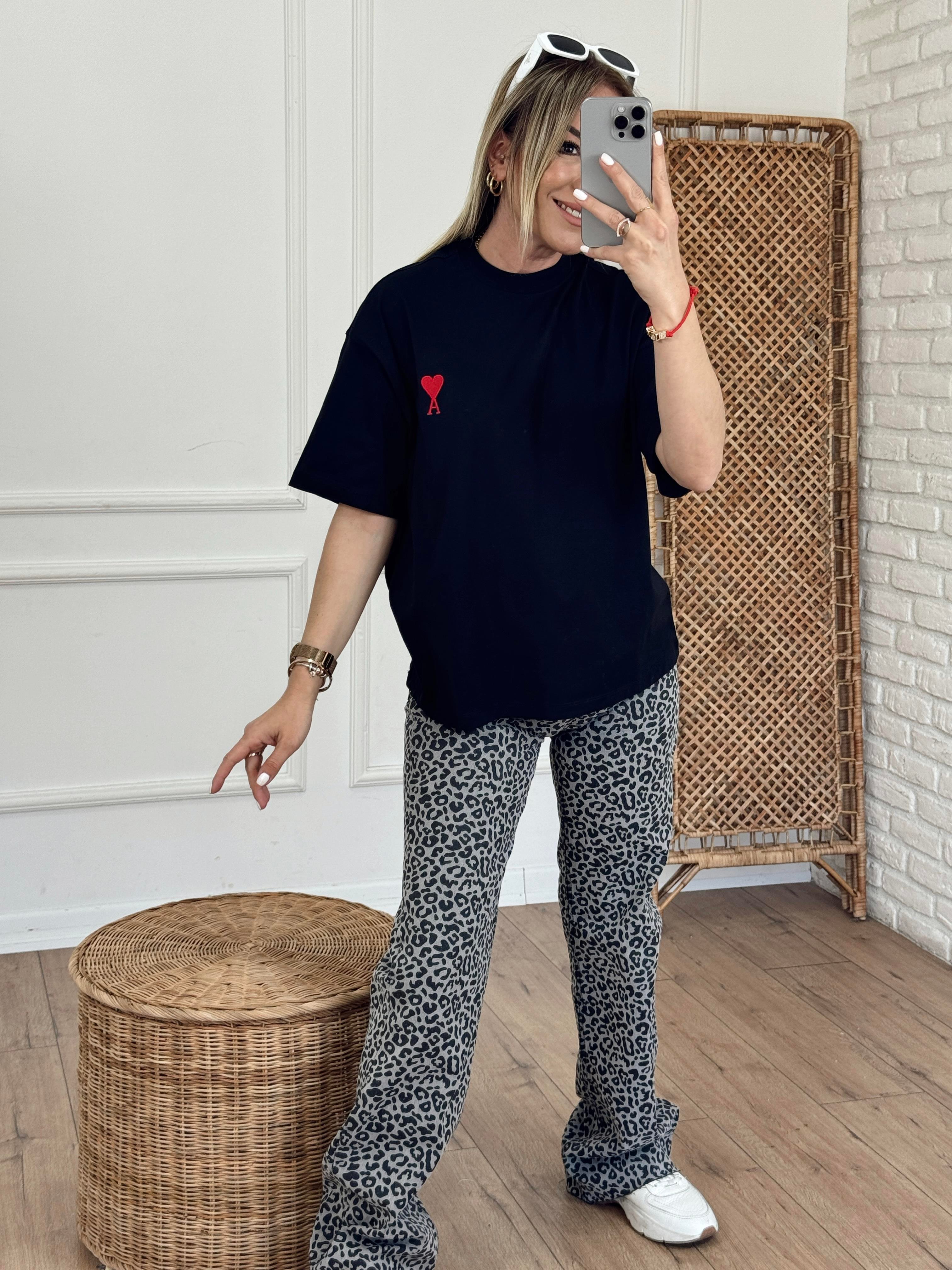Harf Kalp İşlemeli Tshirt SİYAH