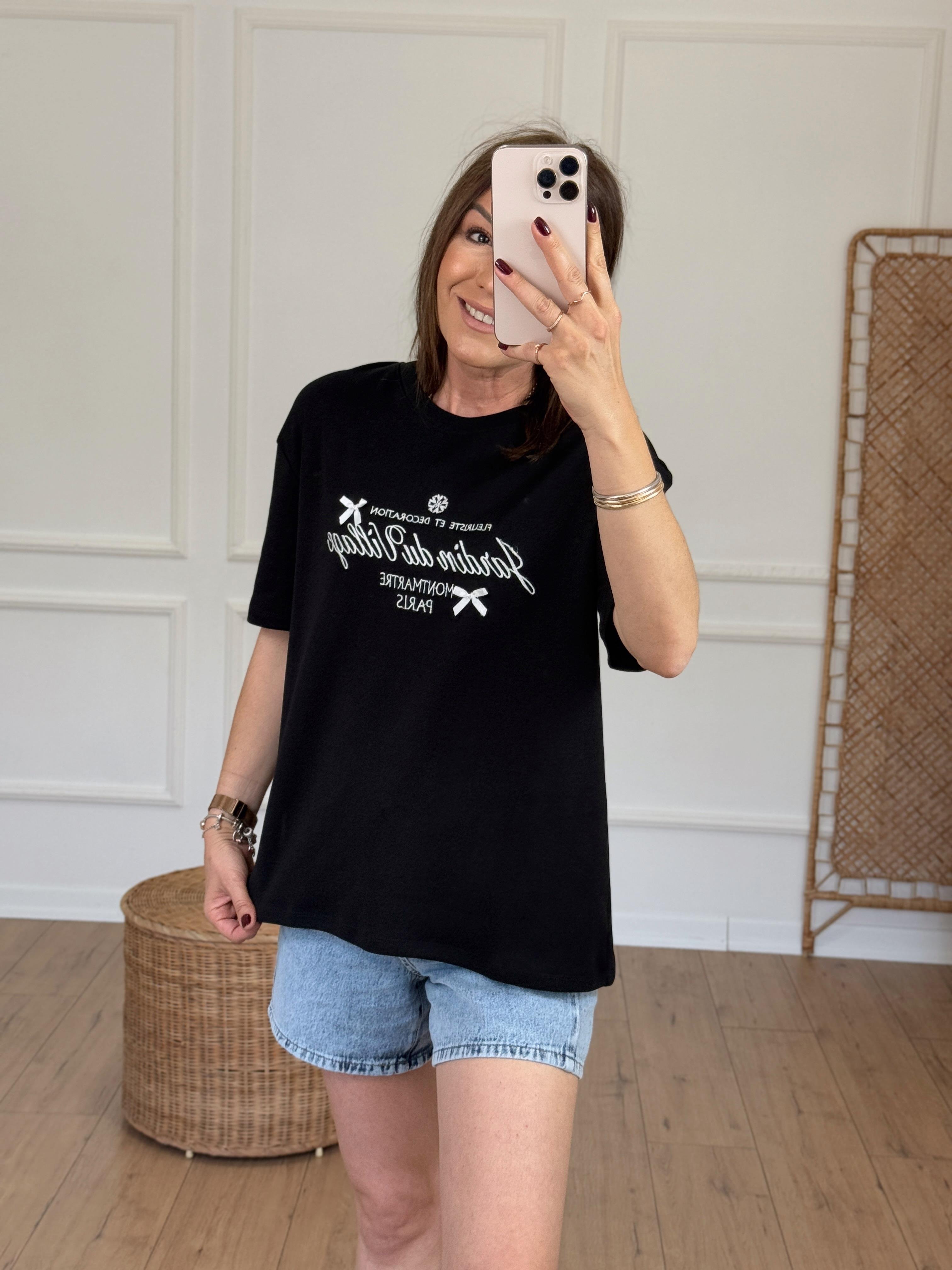 Kurdele Detaylı Yazı Nakışlı Tshirt SİYAH