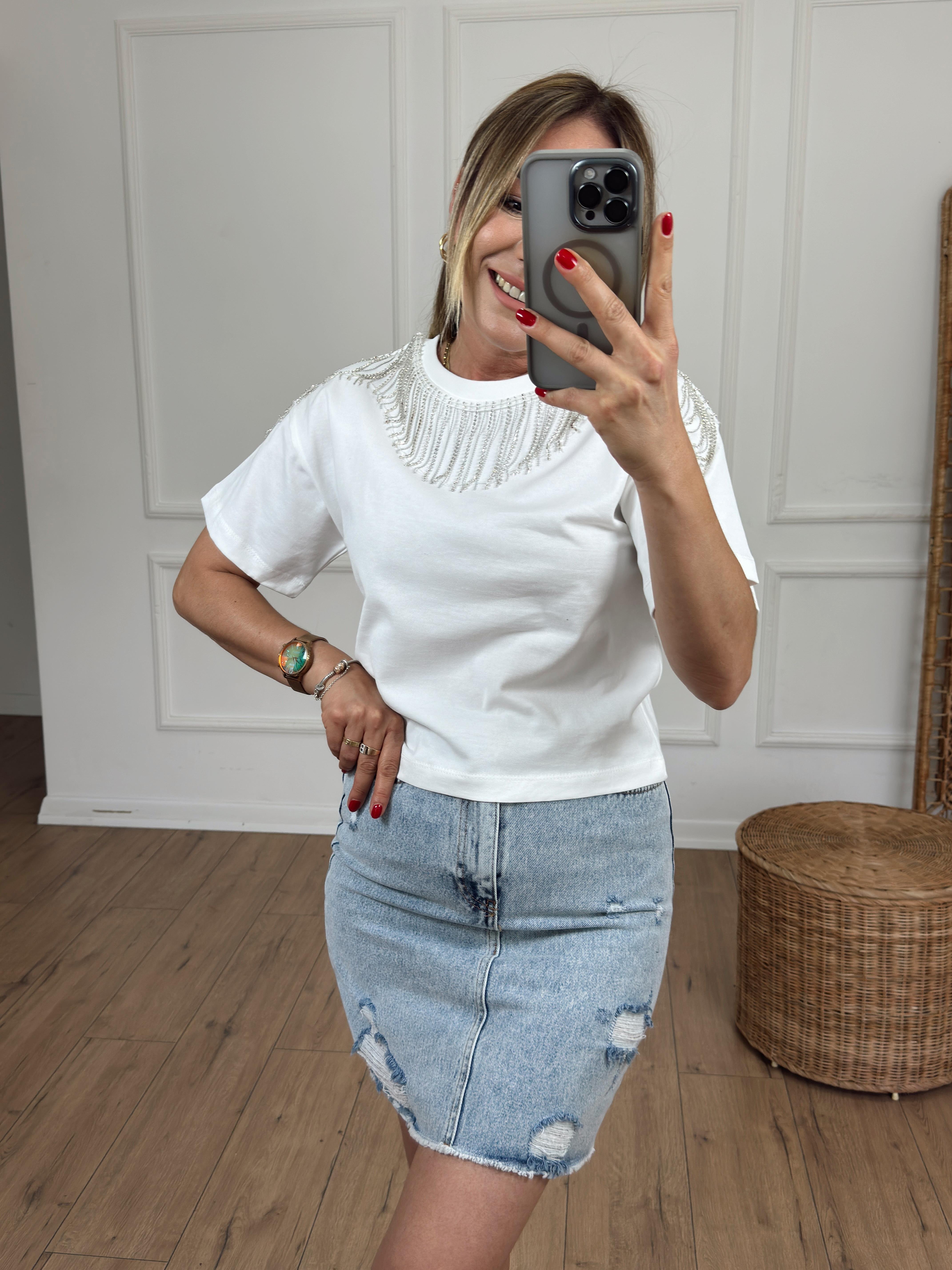 Yakası Zincir Aksesuarlı Tshirt BEYAZ