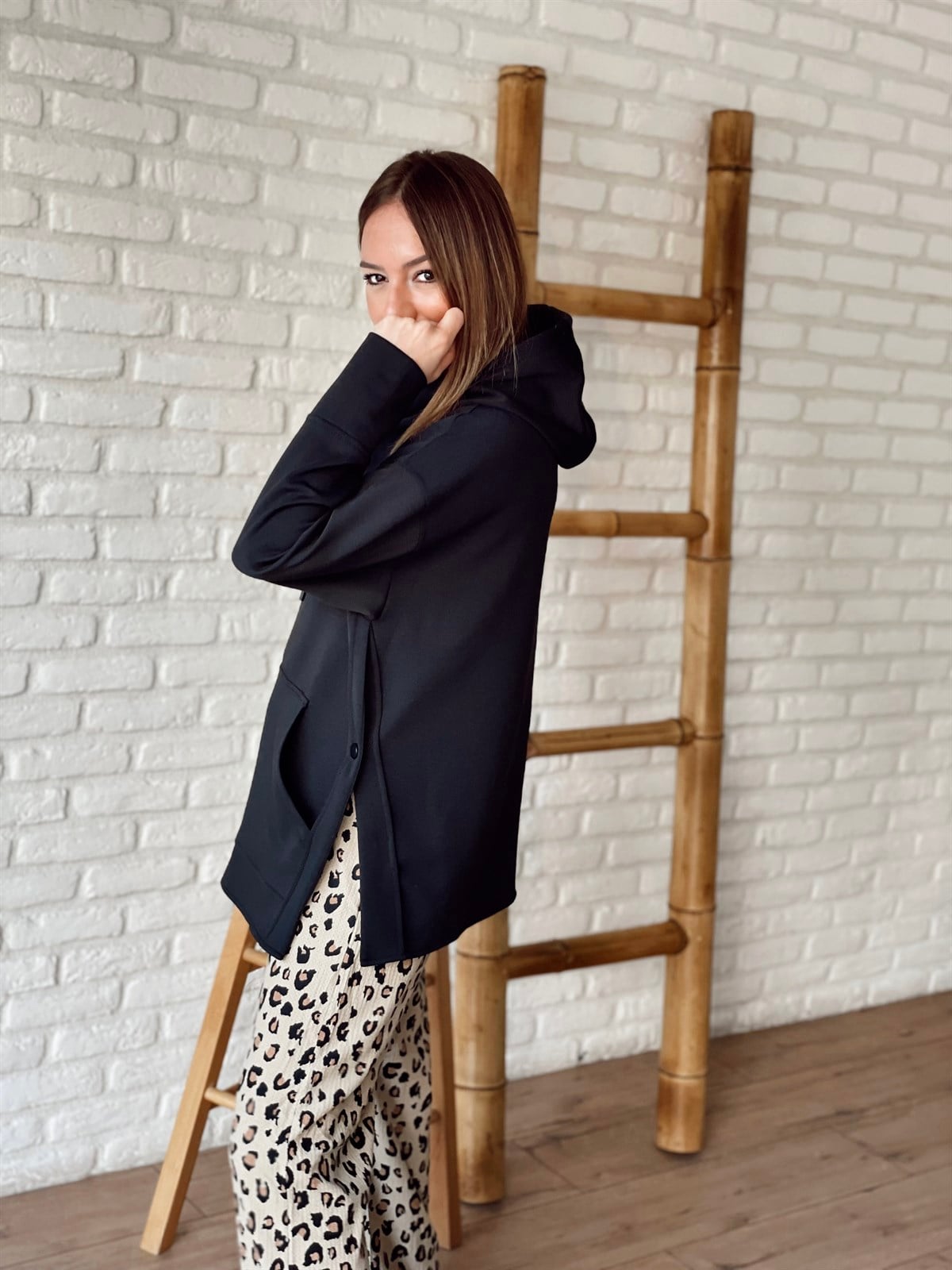 Yanı Düğmeli Kapüşonlu Sweat