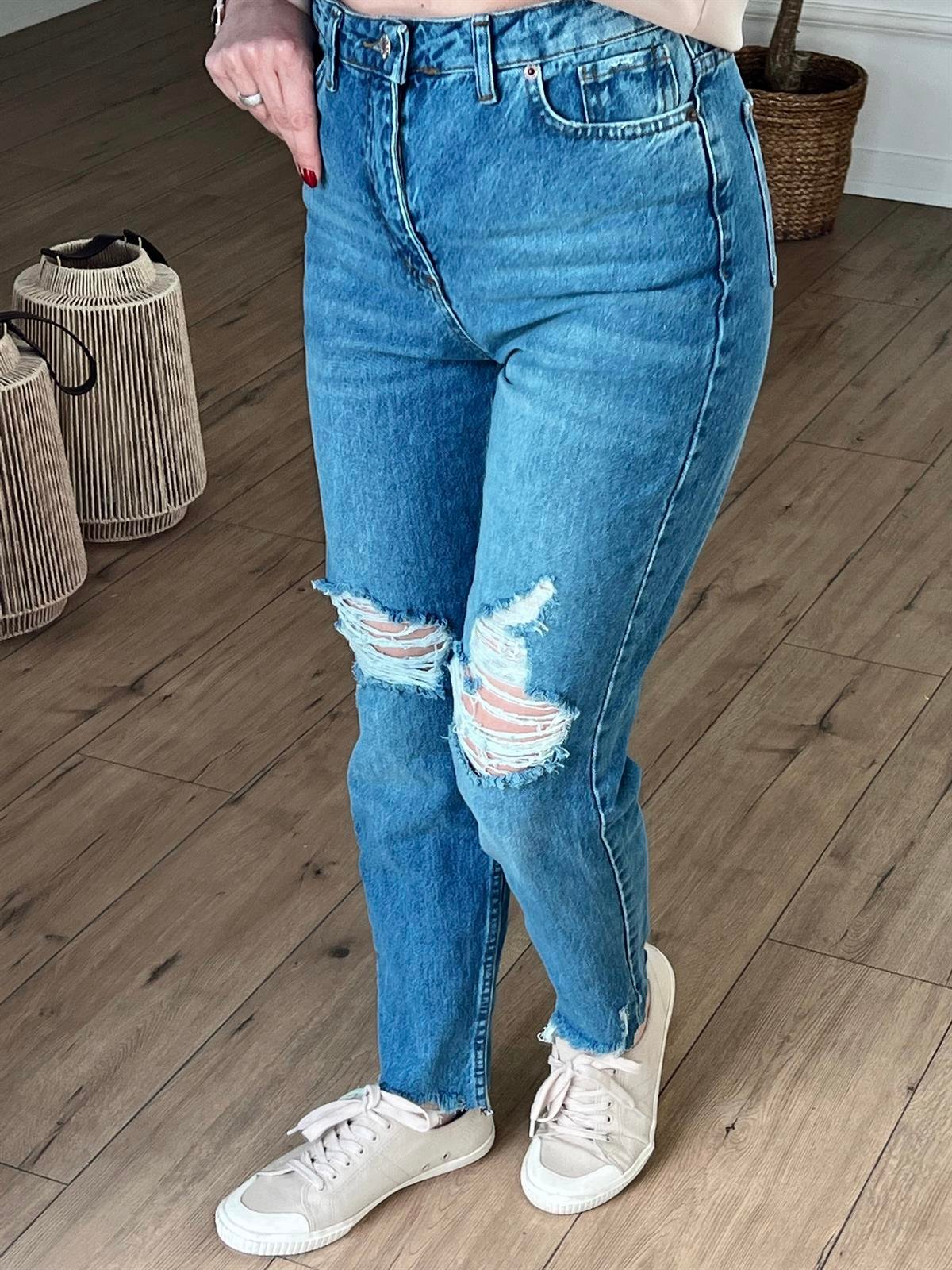 YIRTIK DETAYLI MOM JEAN MAVİ