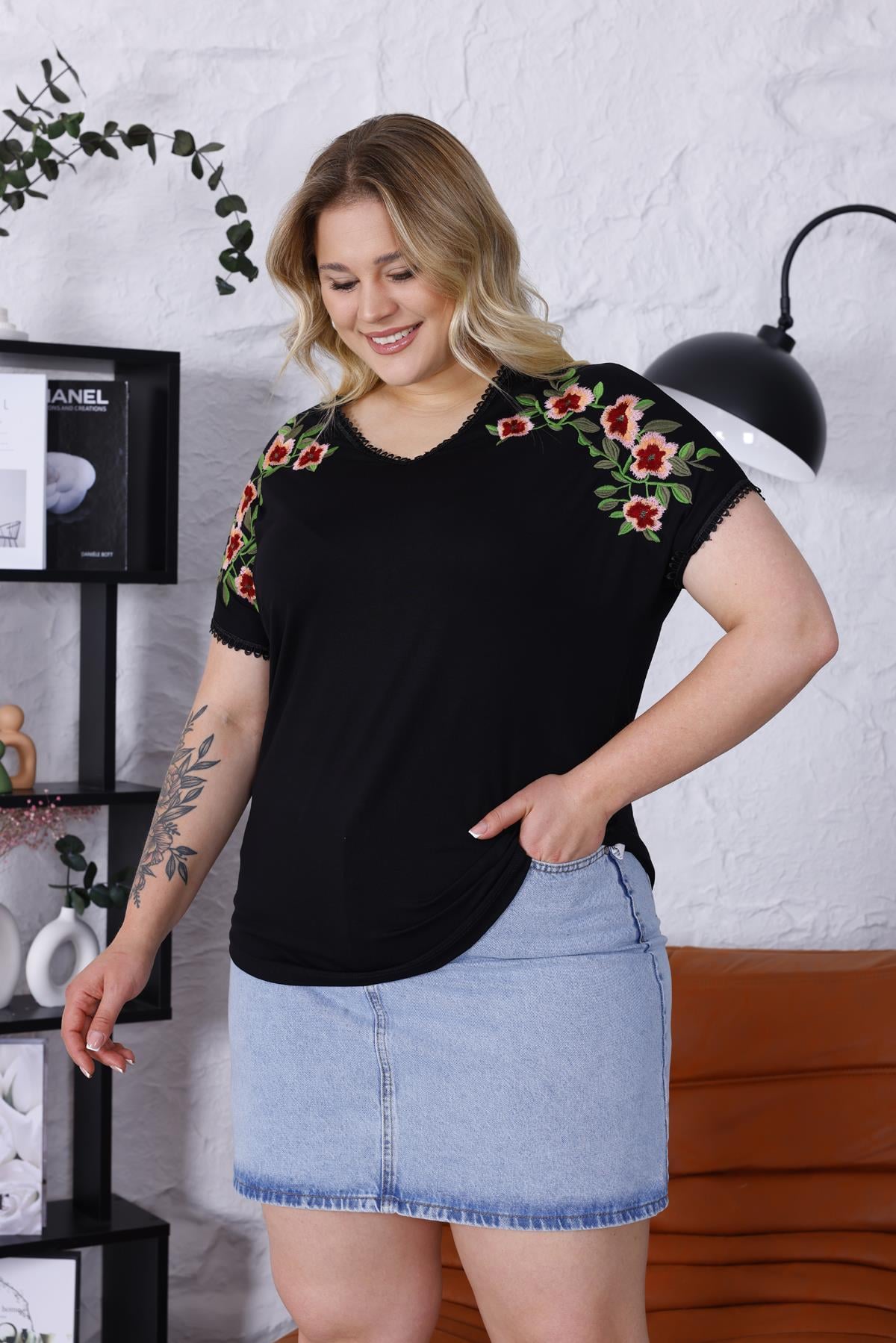 Kısa Kol Bluz Büyük Beden Omuzları Nakış Detaylı Oversize Bluz